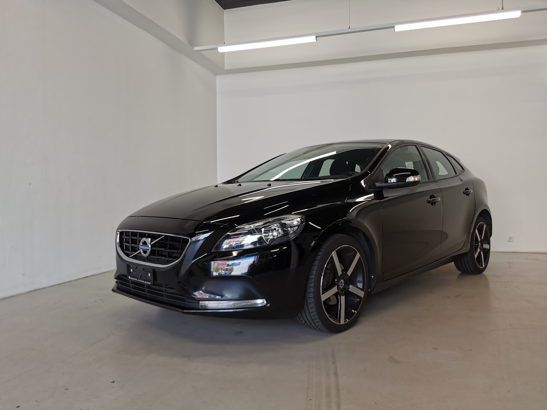 VOLVO V40 D2 Momentum-image-2