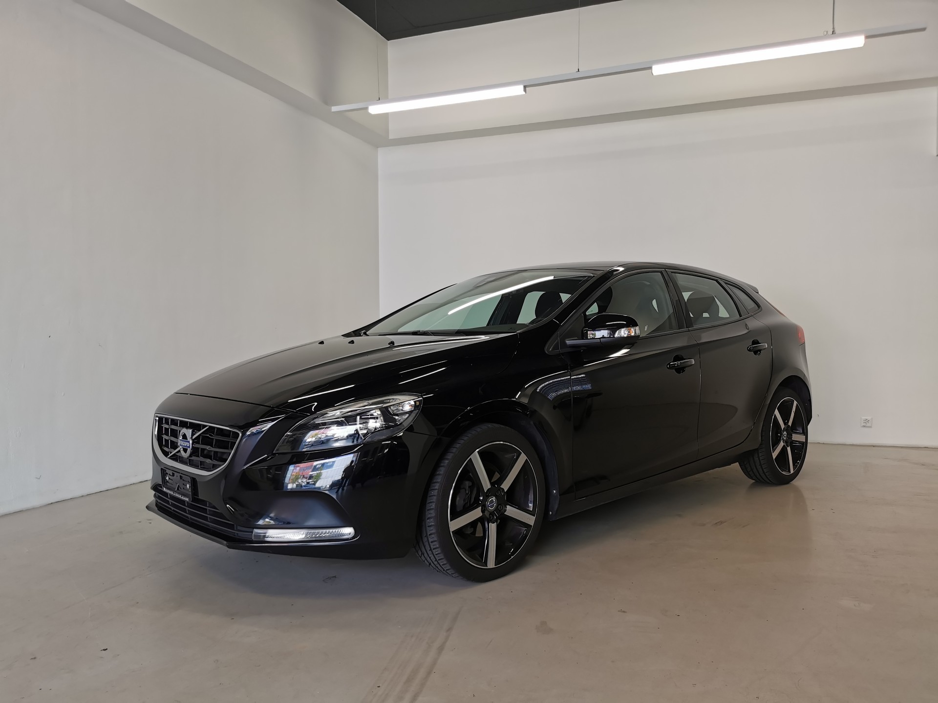 VOLVO V40 D2 Momentum-image-0