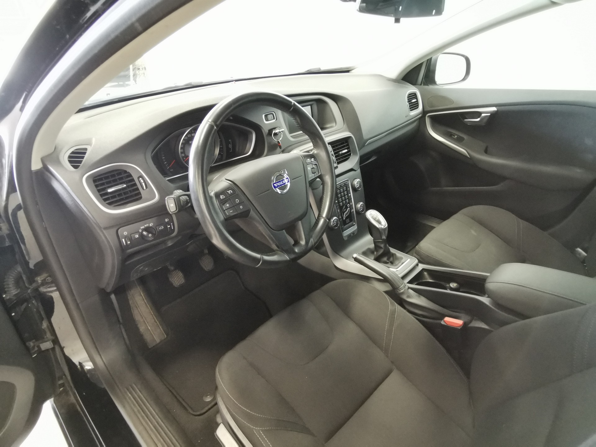 VOLVO V40 D2 Momentum-image-9