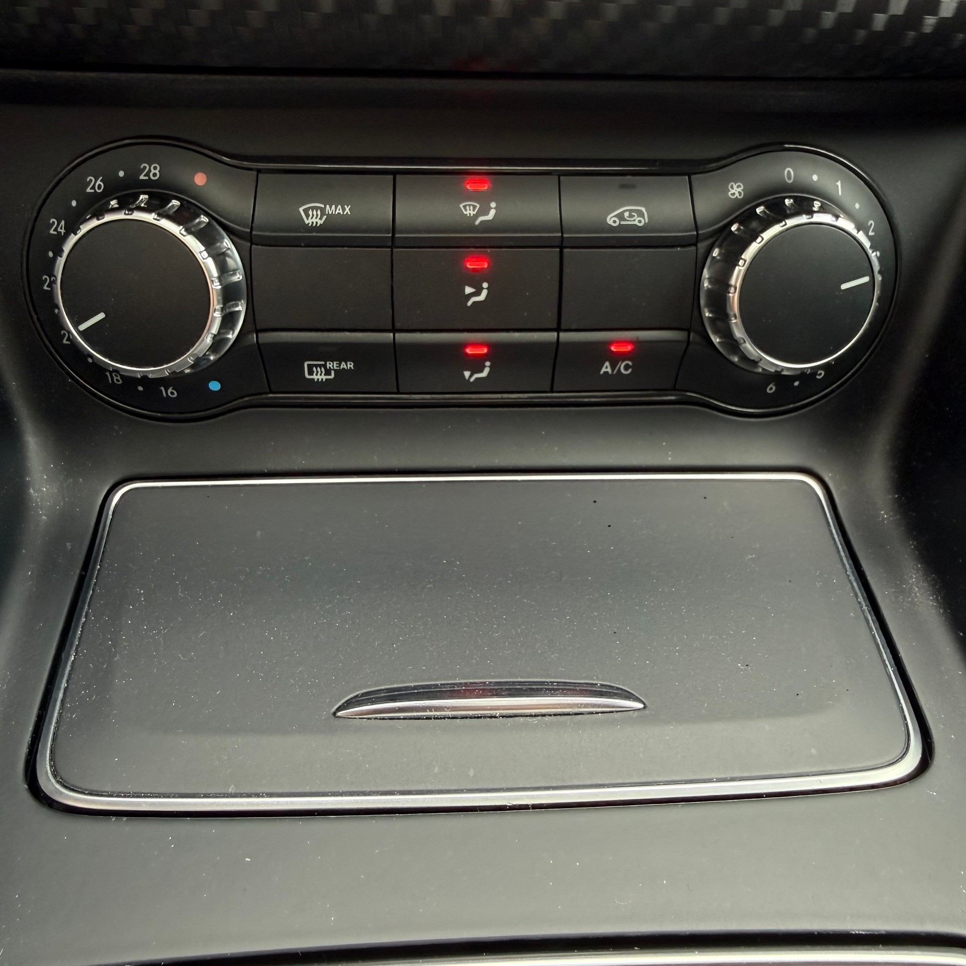 MERCEDES-BENZ A 250 AMG Line 7G-DCT *PANORAMA-DACH*-image-23