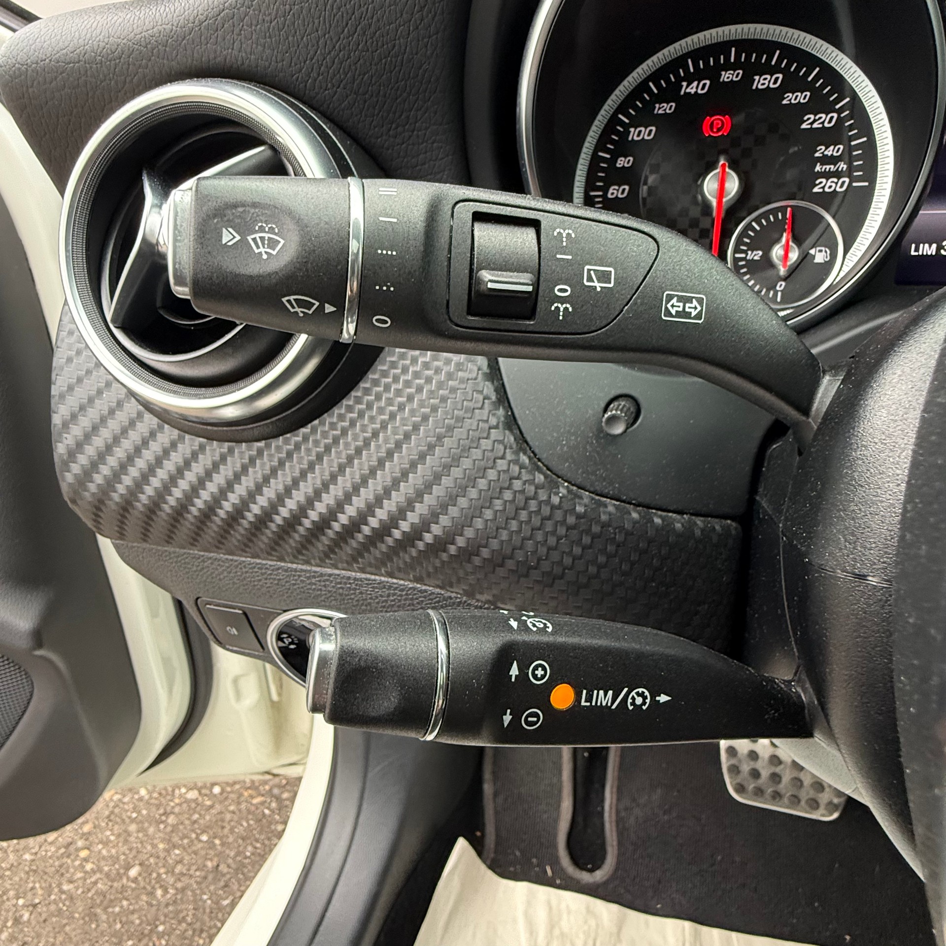 MERCEDES-BENZ A 250 AMG Line 7G-DCT *PANORAMA-DACH*-image-14