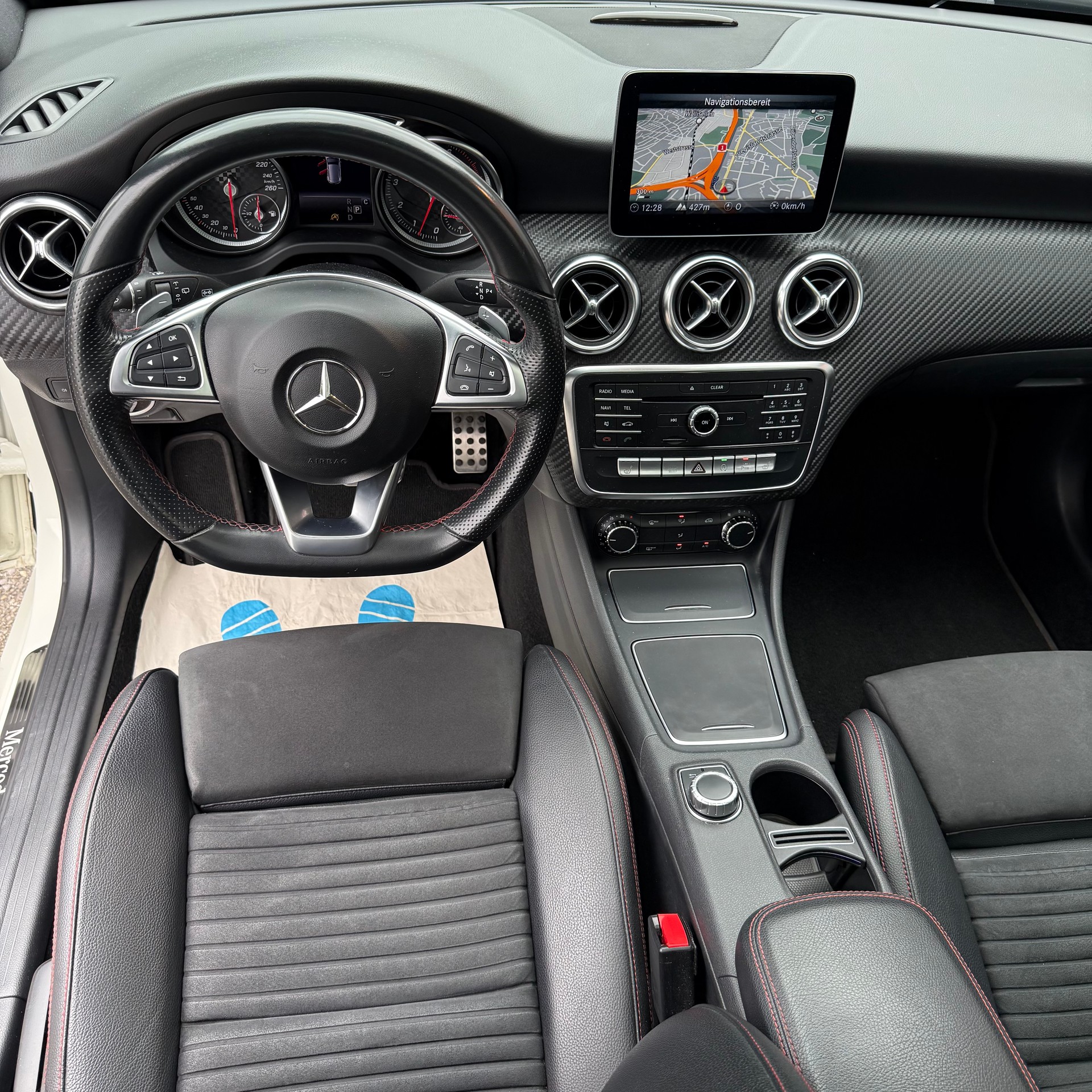 MERCEDES-BENZ A 250 AMG Line 7G-DCT *PANORAMA-DACH*-image-11