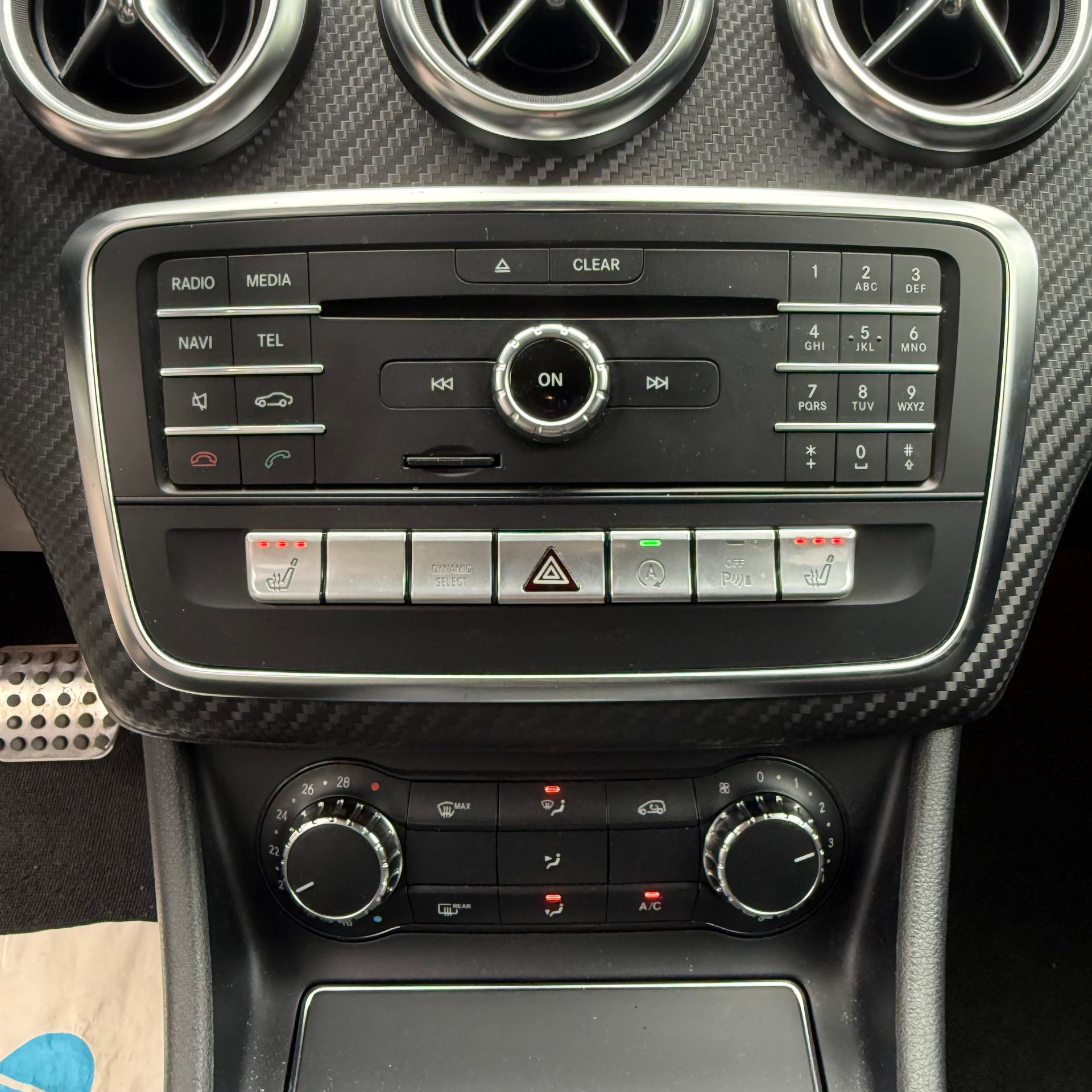 MERCEDES-BENZ A 250 AMG Line 7G-DCT *PANORAMA-DACH*-image-16
