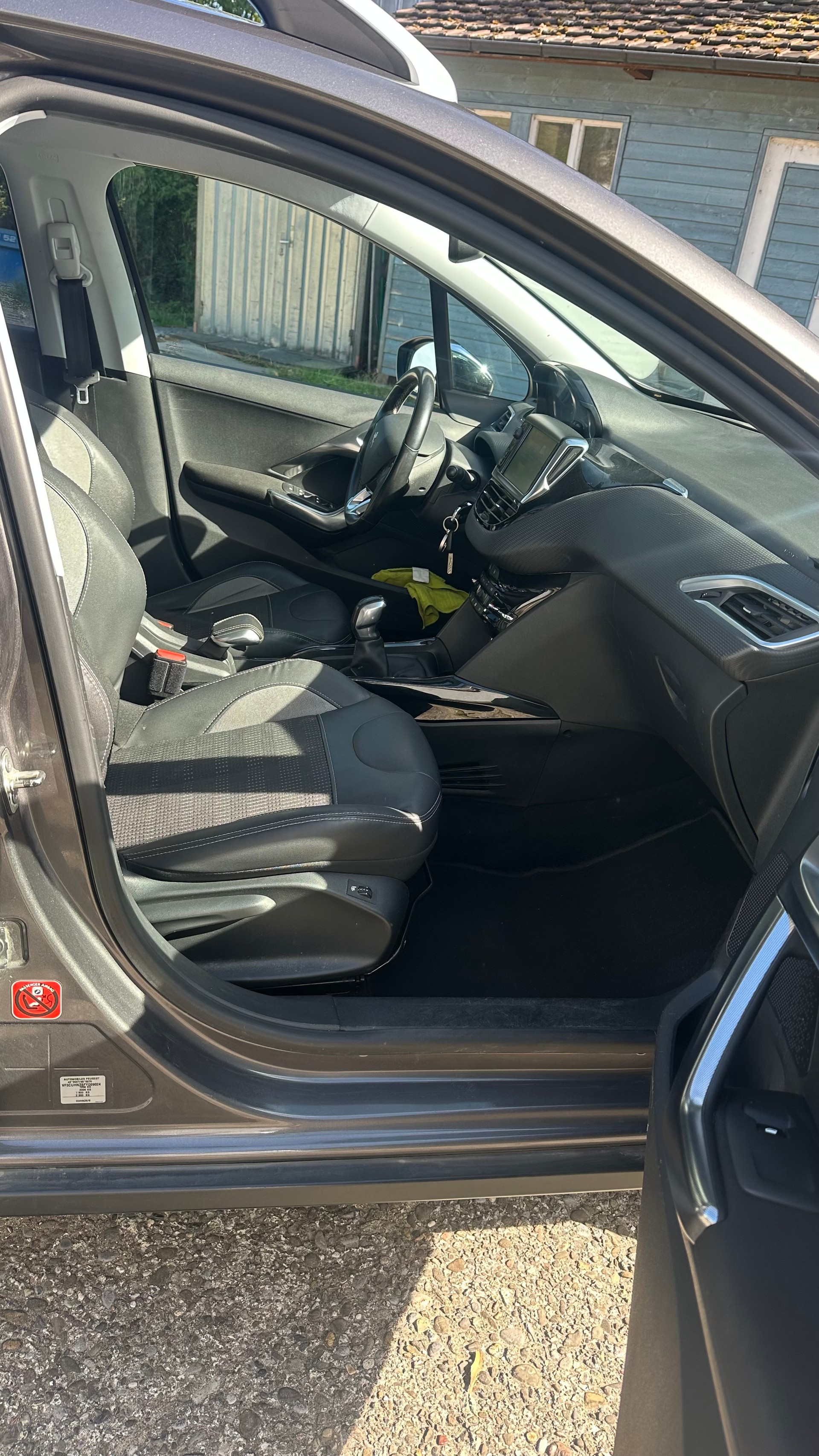 PEUGEOT 2008 1.2 PureTech Allure-image-6