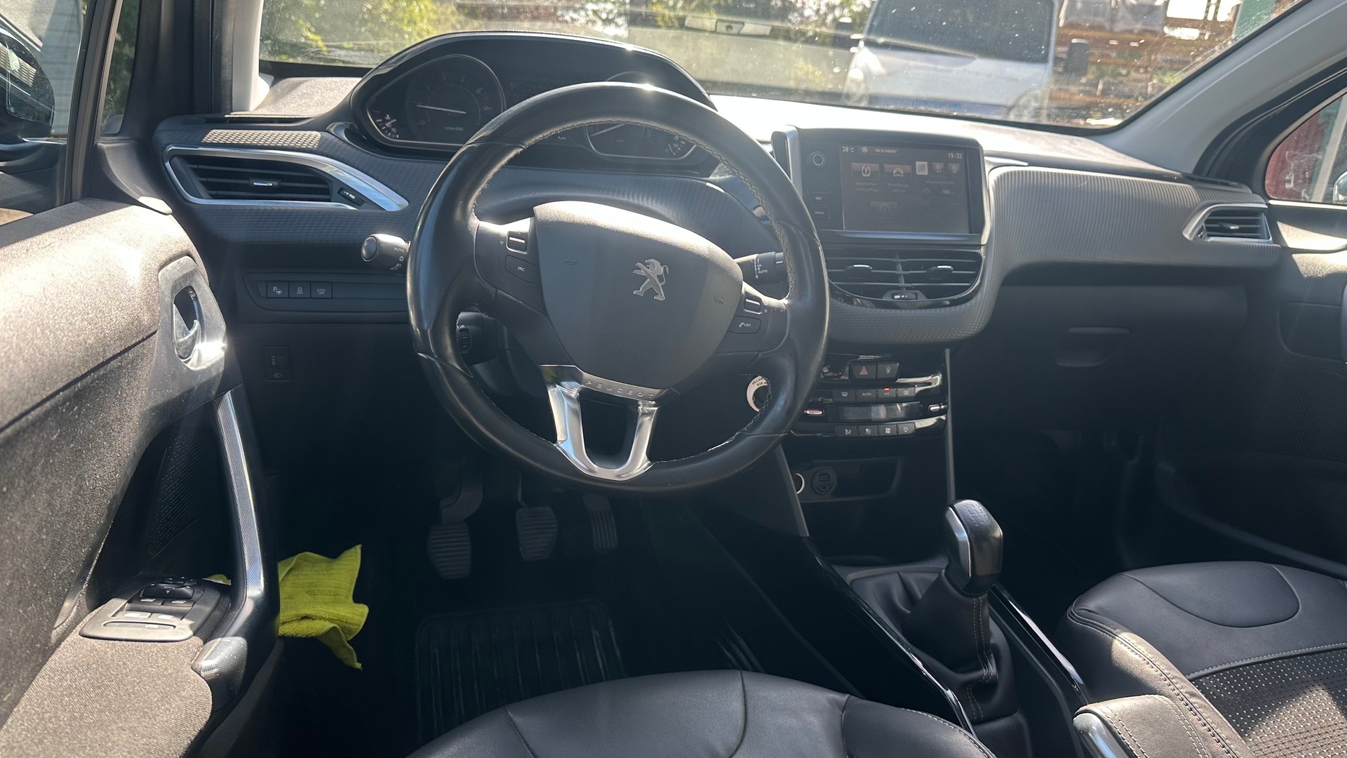 PEUGEOT 2008 1.2 PureTech Allure-image-9