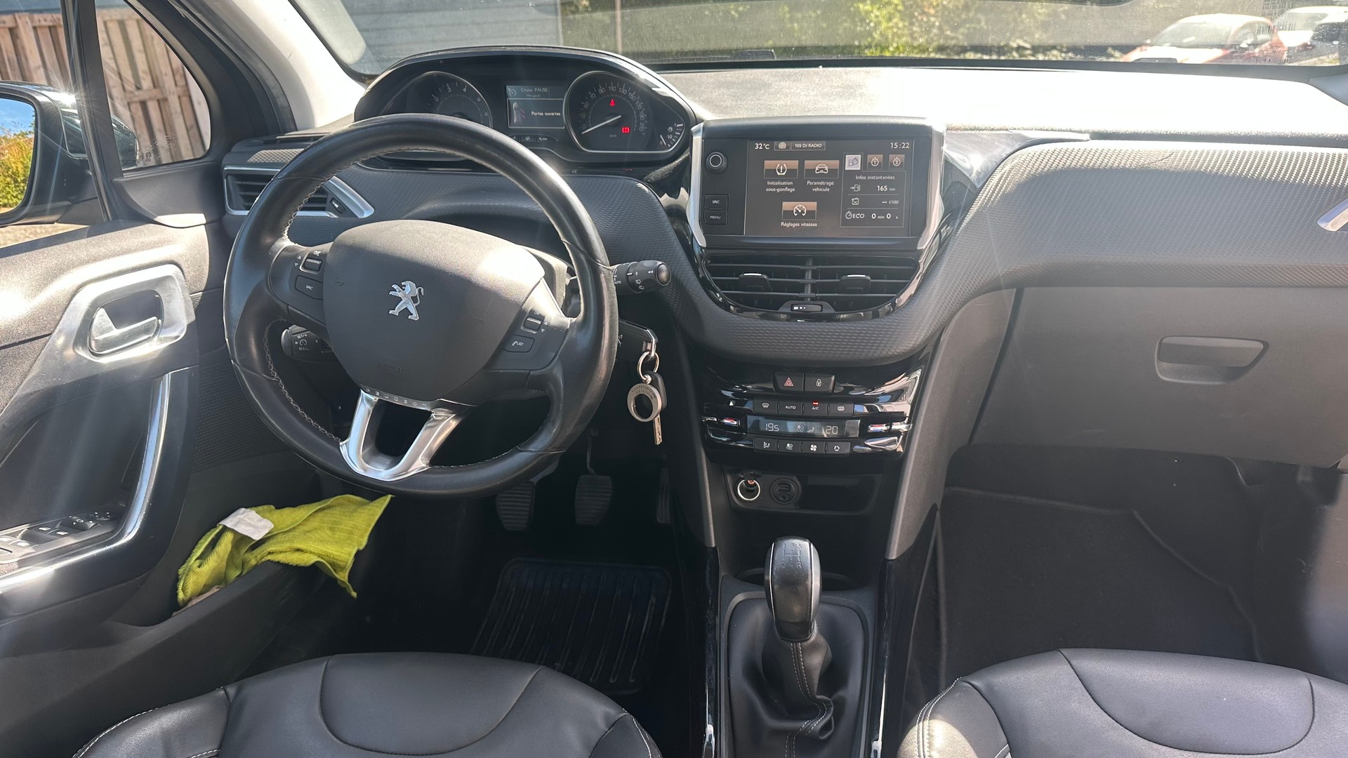 PEUGEOT 2008 1.2 PureTech Allure-image-8