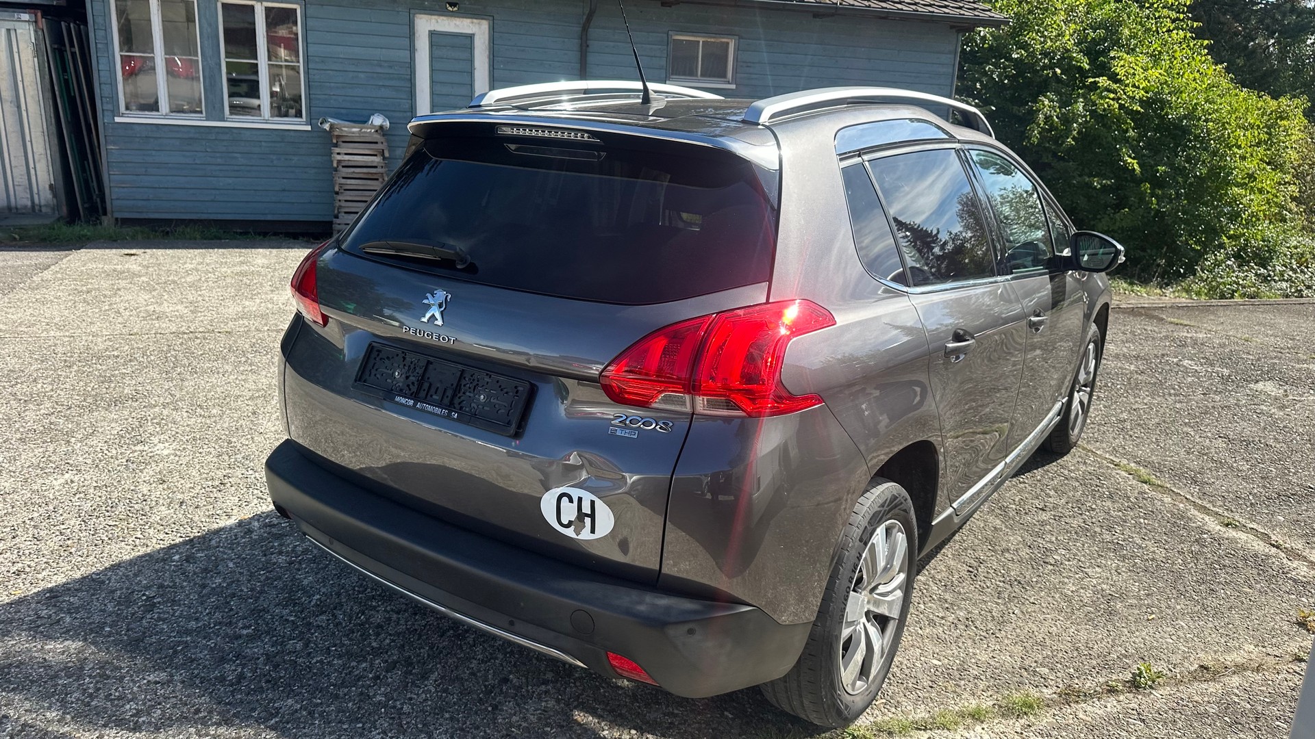 PEUGEOT 2008 1.2 PureTech Allure-image-4