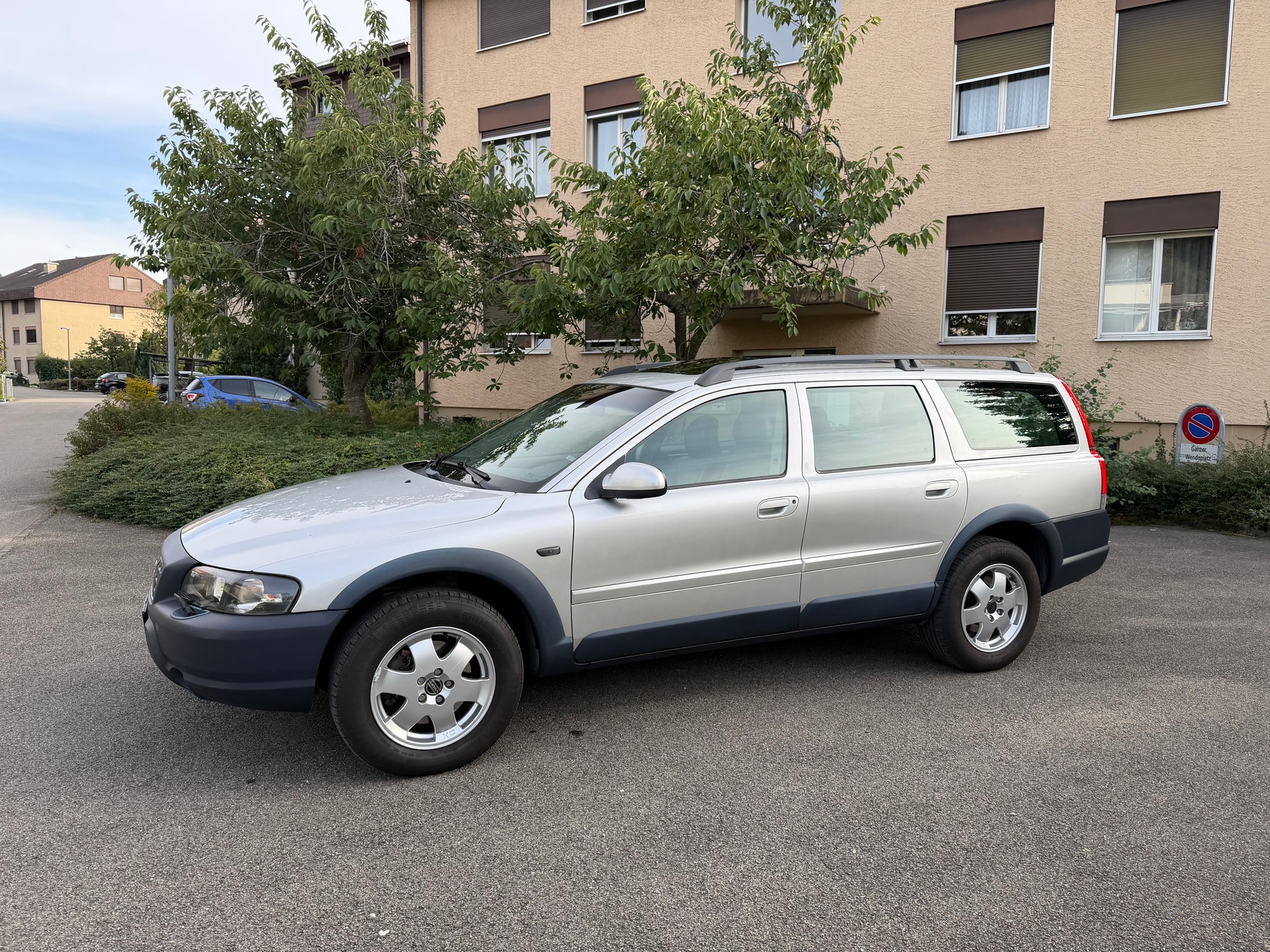 VOLVO XC70 2.5T AWD-image-2