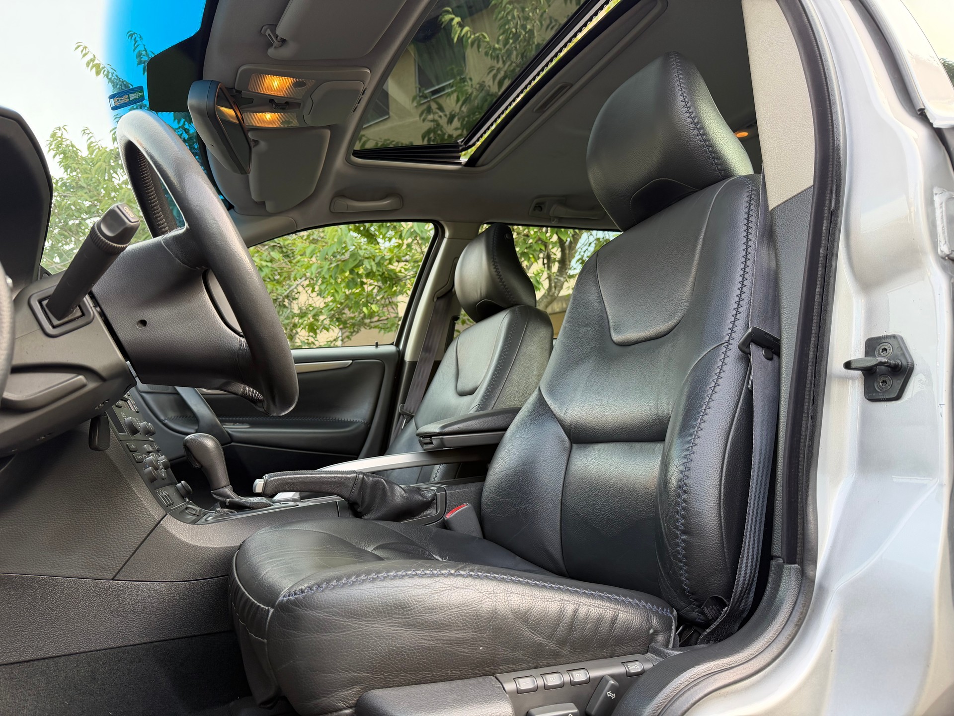 VOLVO XC70 2.5T AWD-image-12