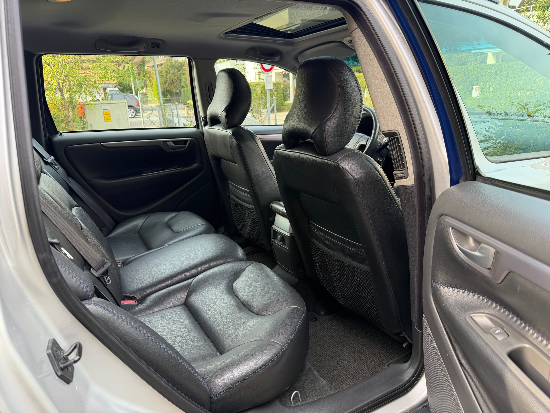 VOLVO XC70 2.5T AWD-image-13