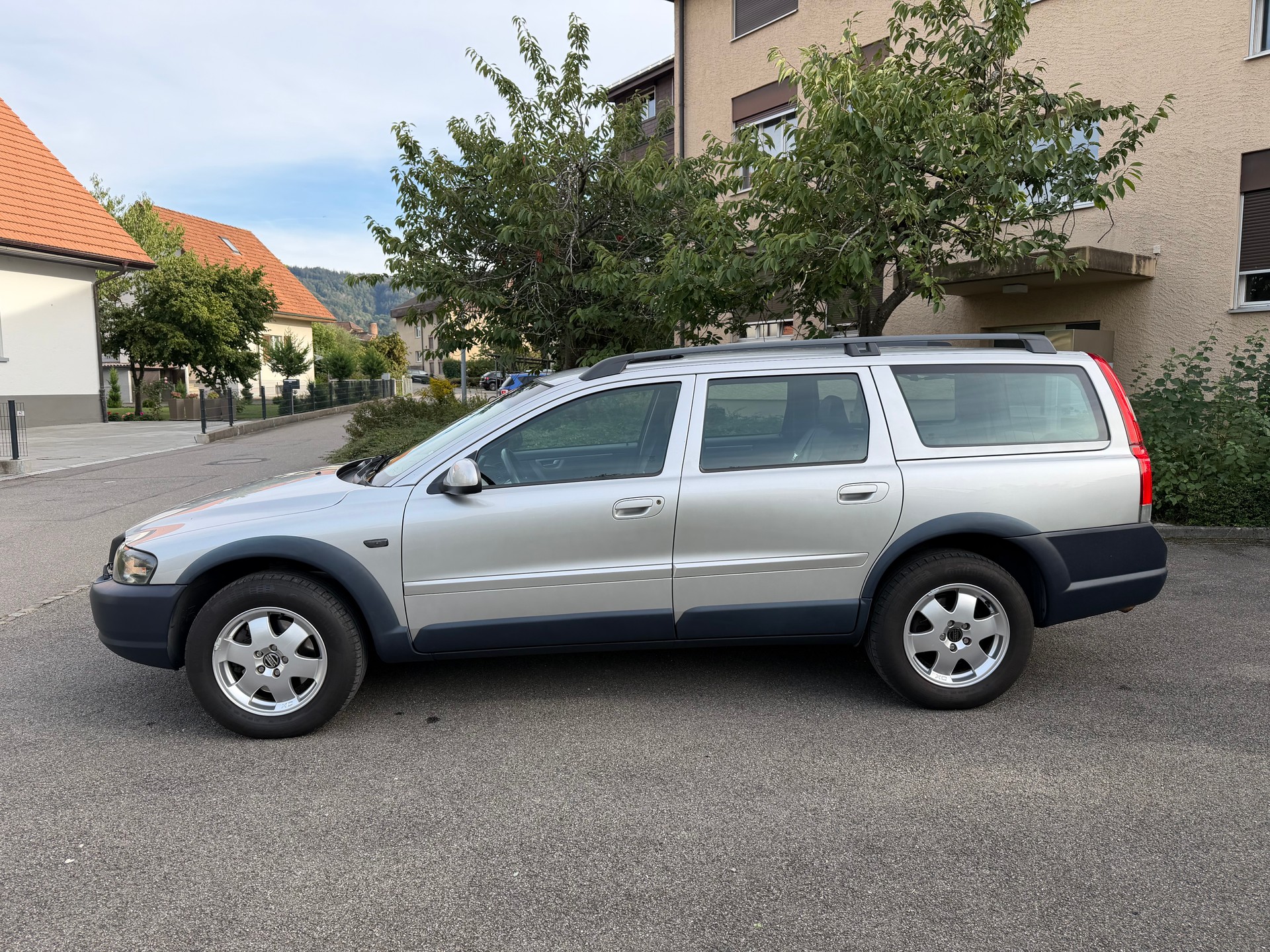 VOLVO XC70 2.5T AWD-image-3