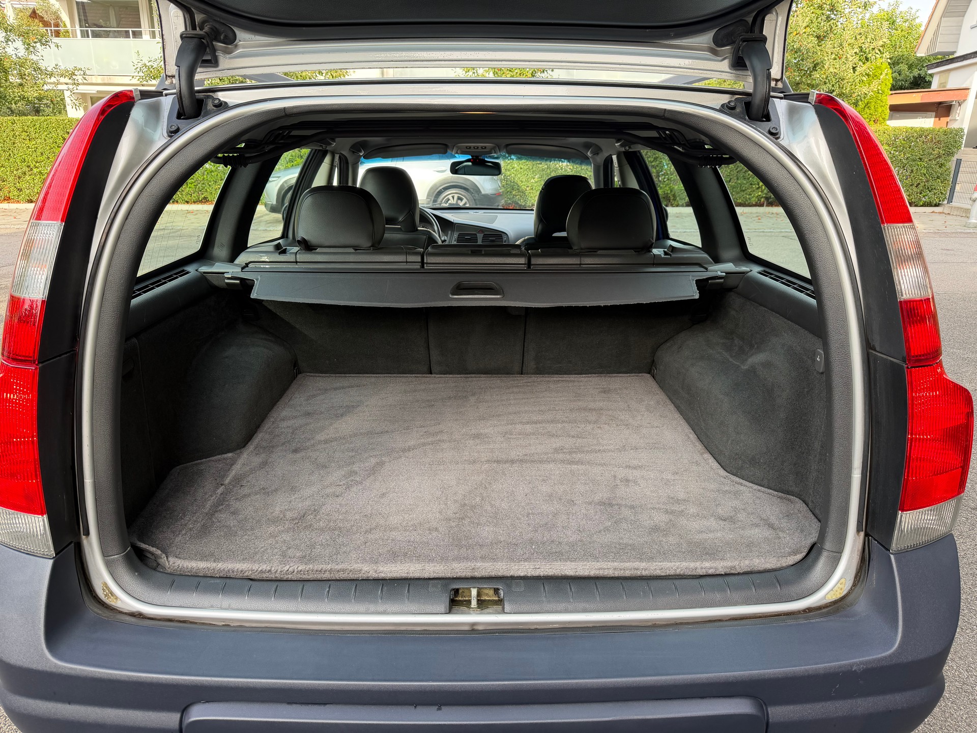 VOLVO XC70 2.5T AWD-image-15