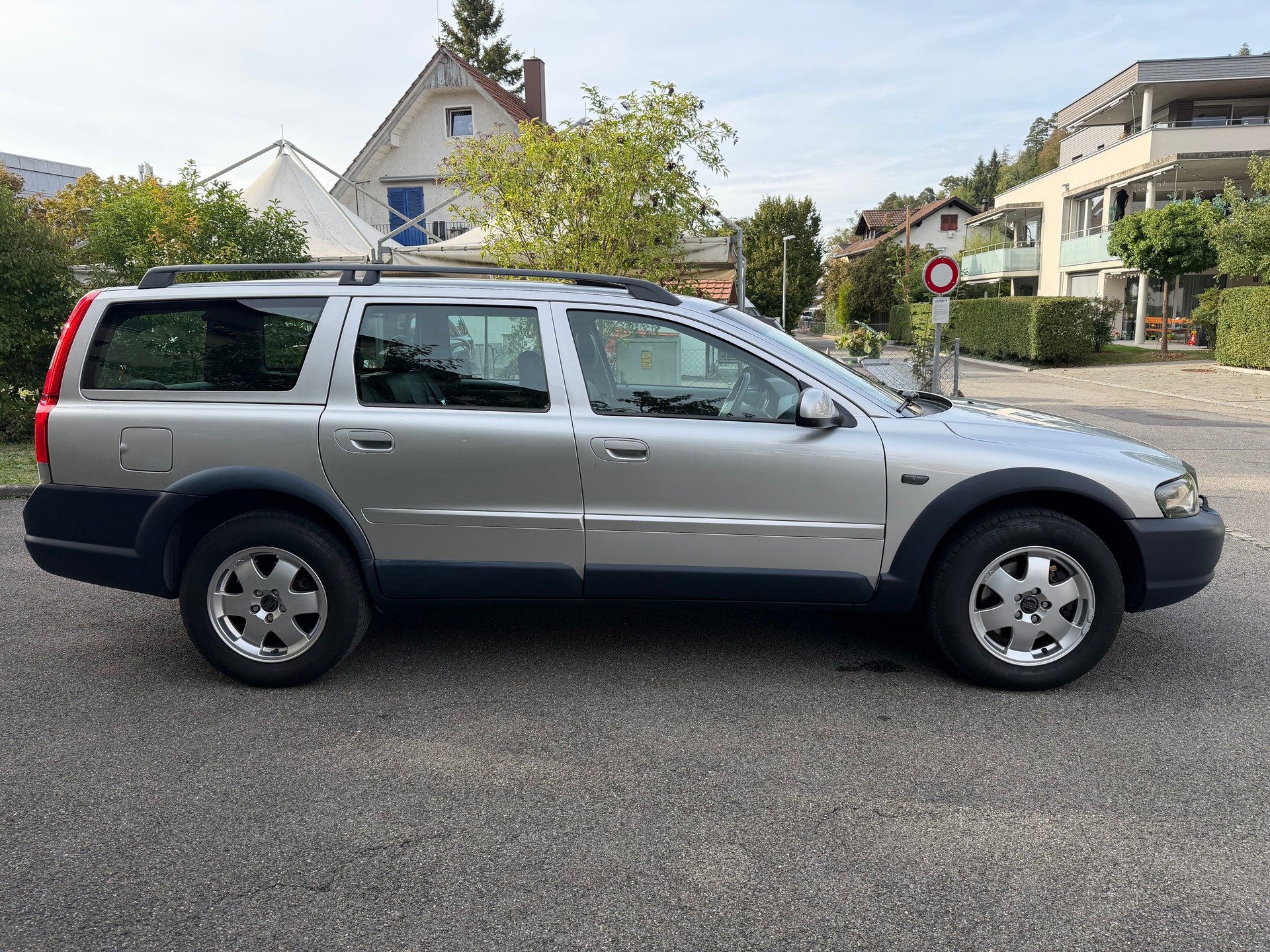 VOLVO XC70 2.5T AWD-image-8
