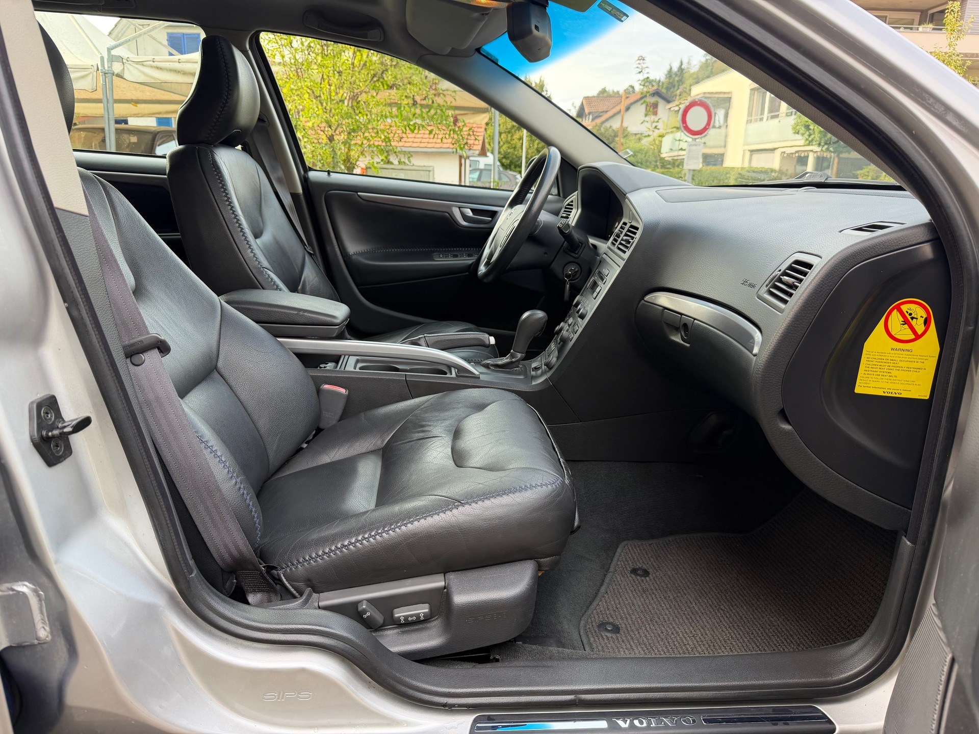 VOLVO XC70 2.5T AWD-image-11