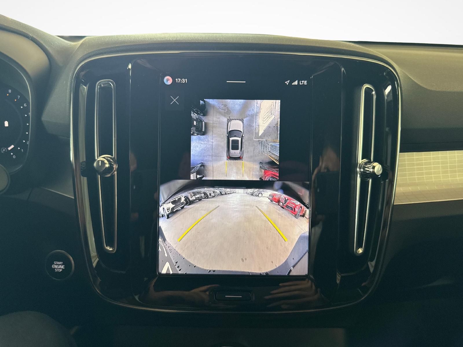 VOLVO XC40 2.0 B3 MH Plus Dark-image-11