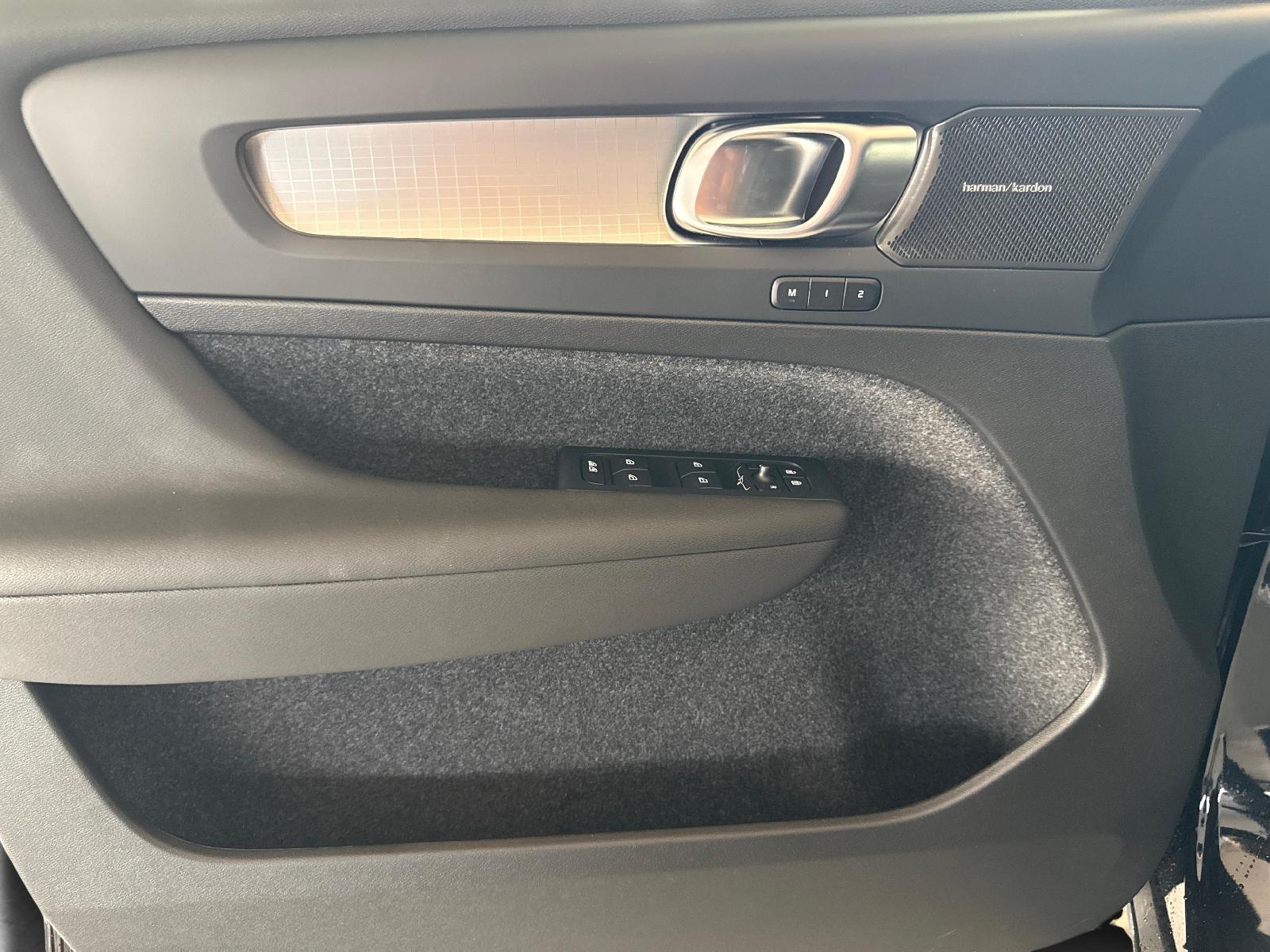 VOLVO XC40 2.0 B3 MH Plus Dark-image-12
