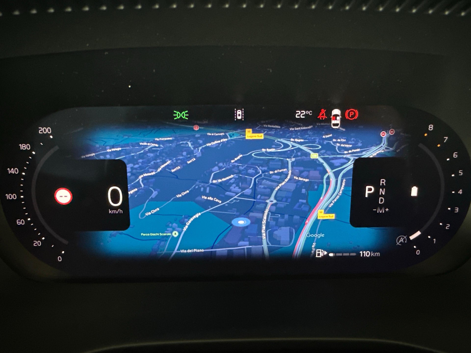 VOLVO XC40 2.0 B3 MH Plus Dark-image-6