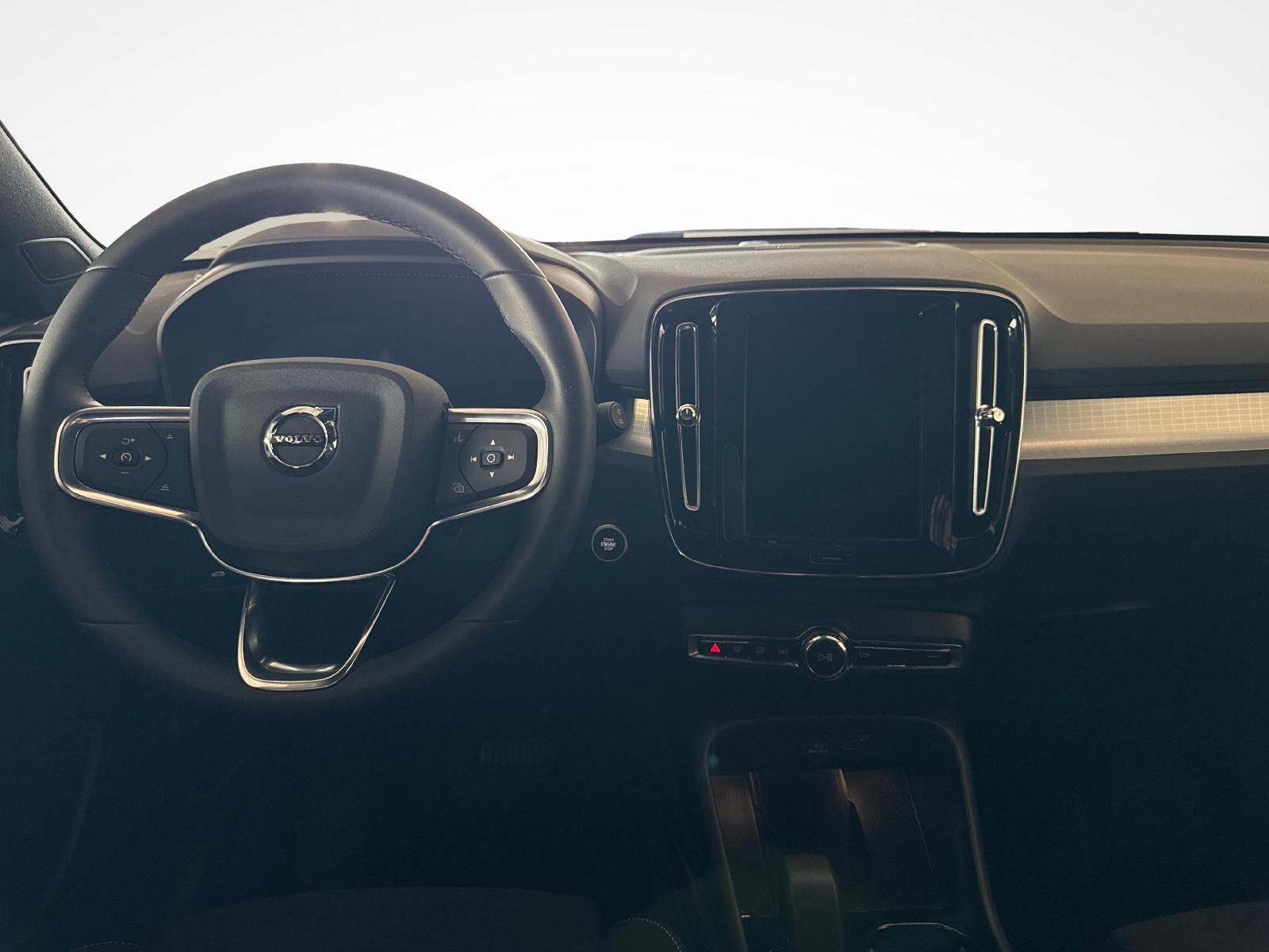 VOLVO XC40 2.0 B3 MH Plus Dark-image-9