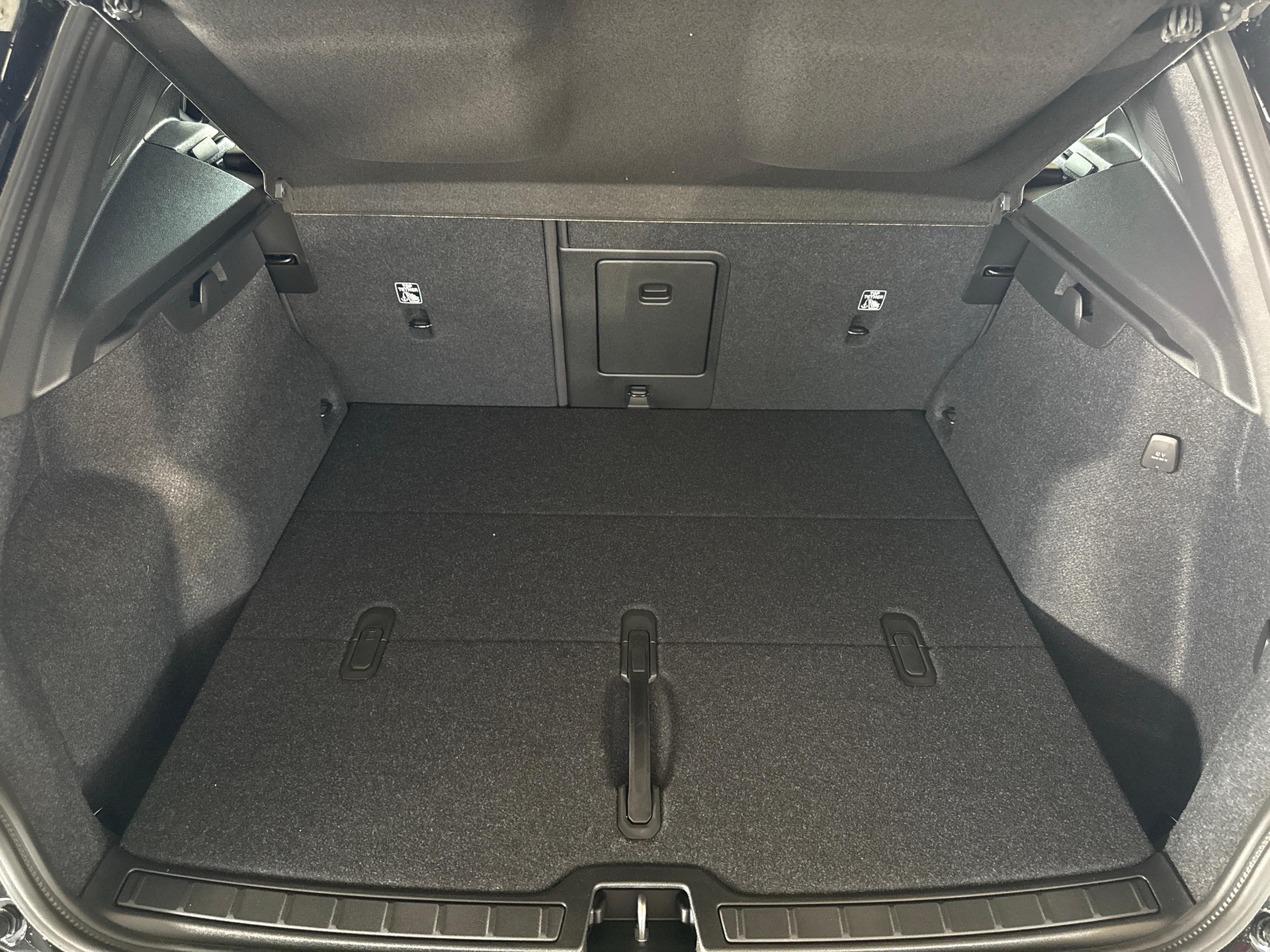 VOLVO XC40 2.0 B3 MH Plus Dark-image-13