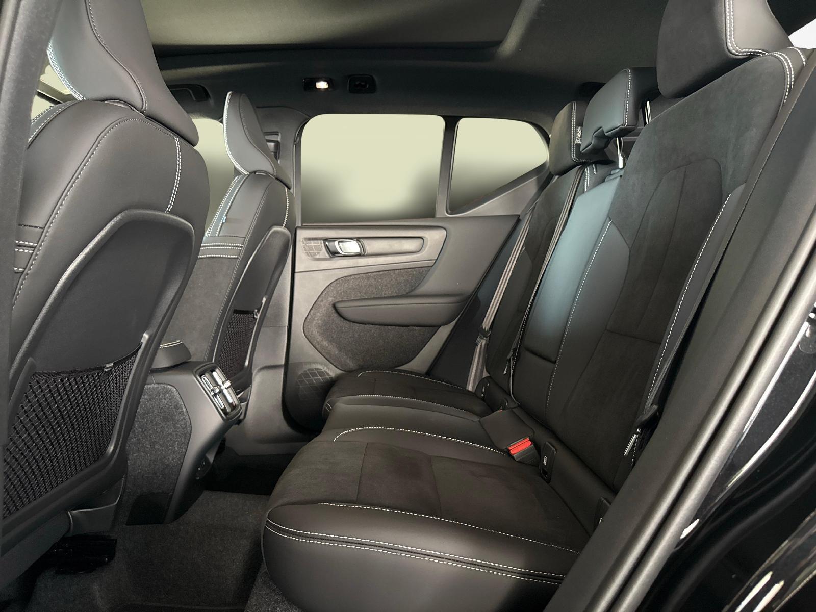 VOLVO XC40 2.0 B3 MH Plus Dark-image-7