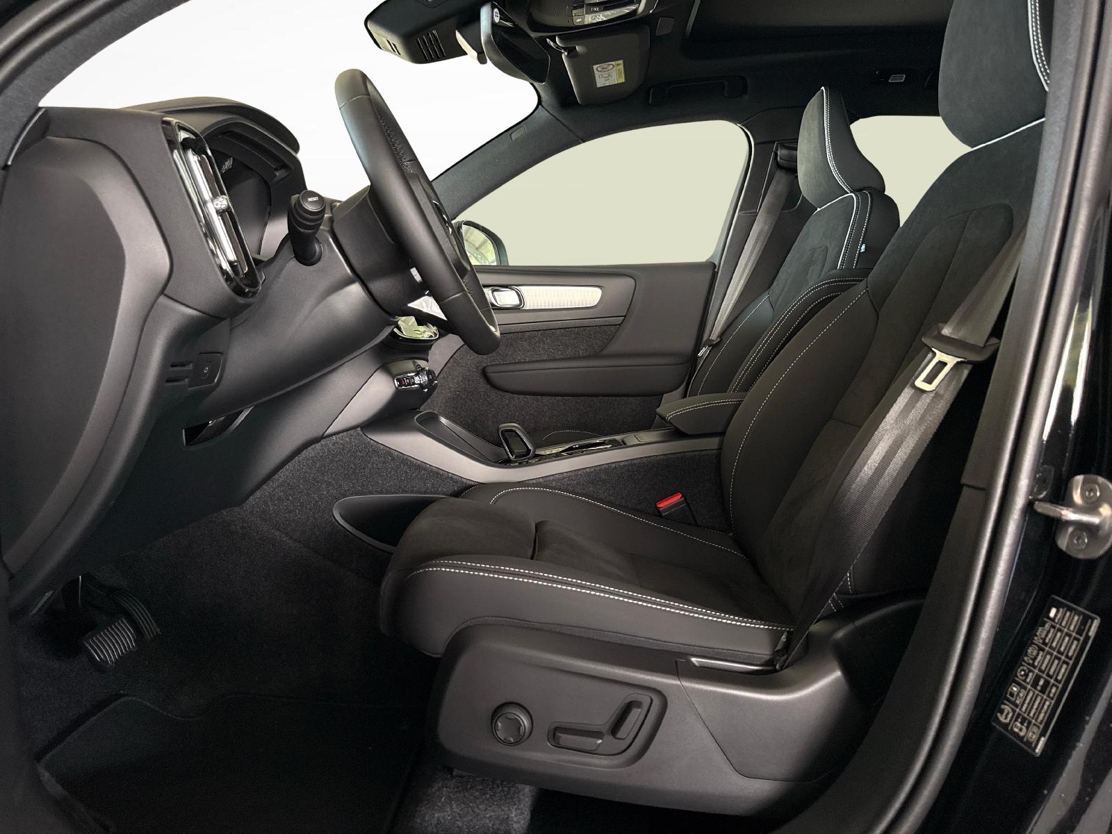 VOLVO XC40 2.0 B3 MH Plus Dark-image-5