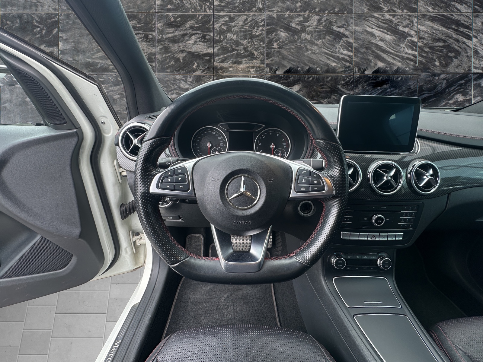 MERCEDES-BENZ B 250 AMG Line 4Matic 7G-DCT-image-10