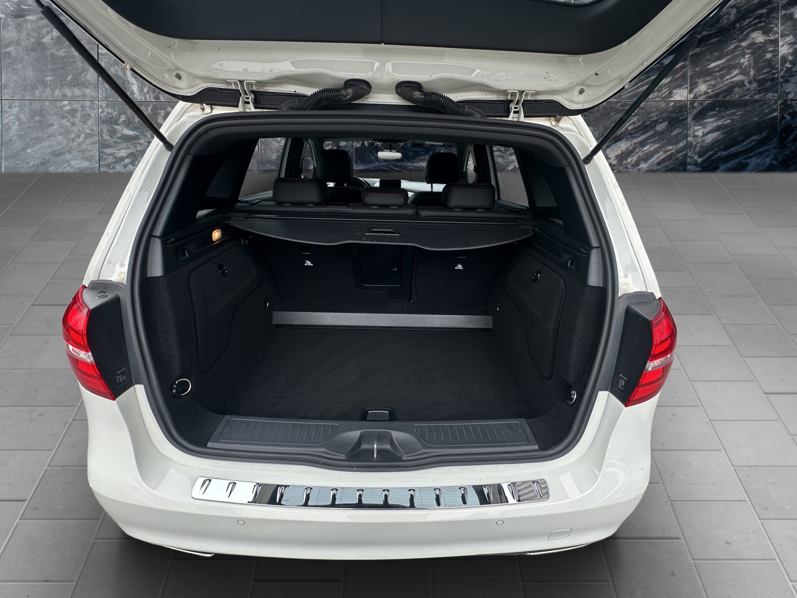 MERCEDES-BENZ B 250 AMG Line 4Matic 7G-DCT-image-4