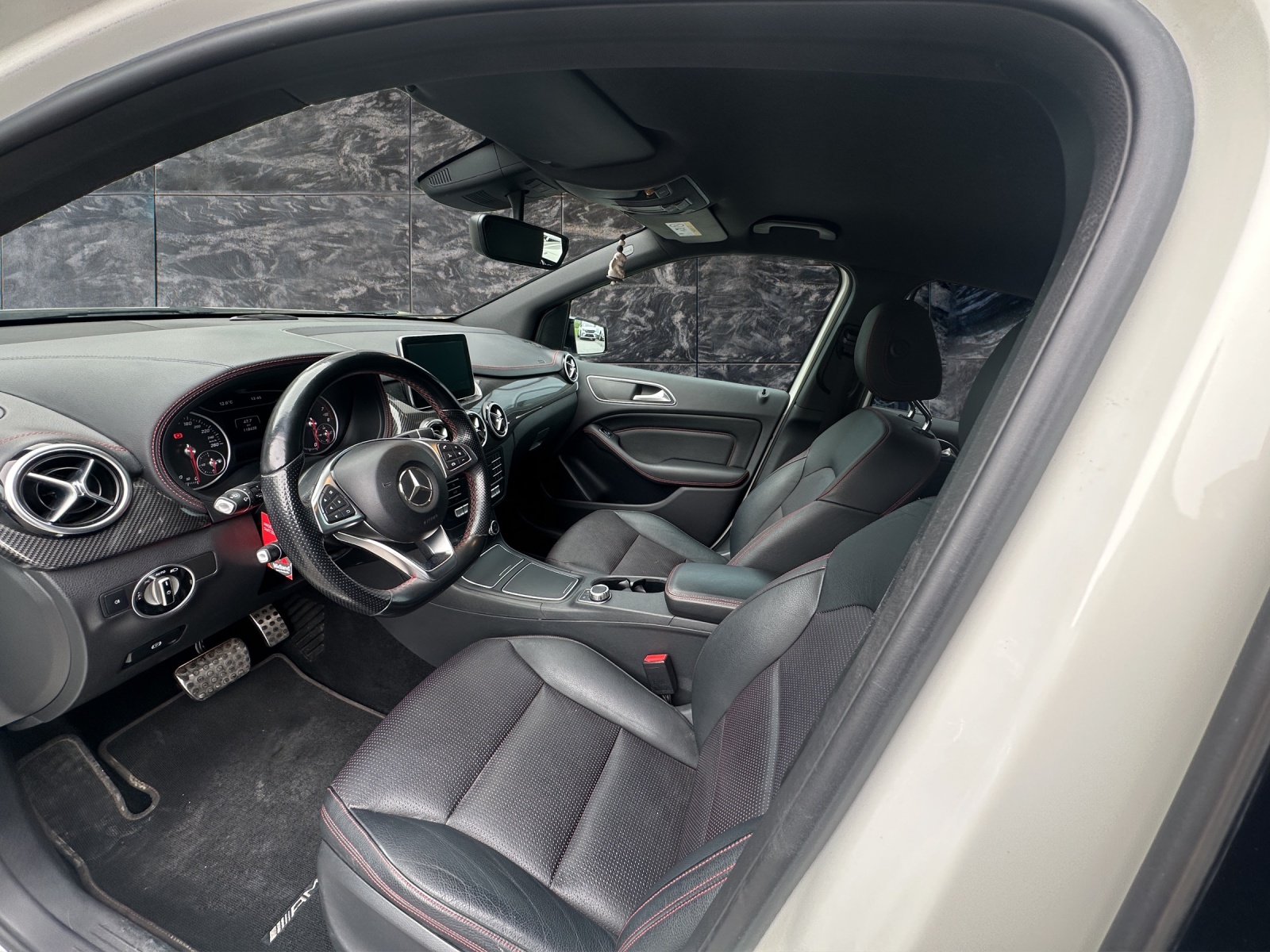 MERCEDES-BENZ B 250 AMG Line 4Matic 7G-DCT-image-9