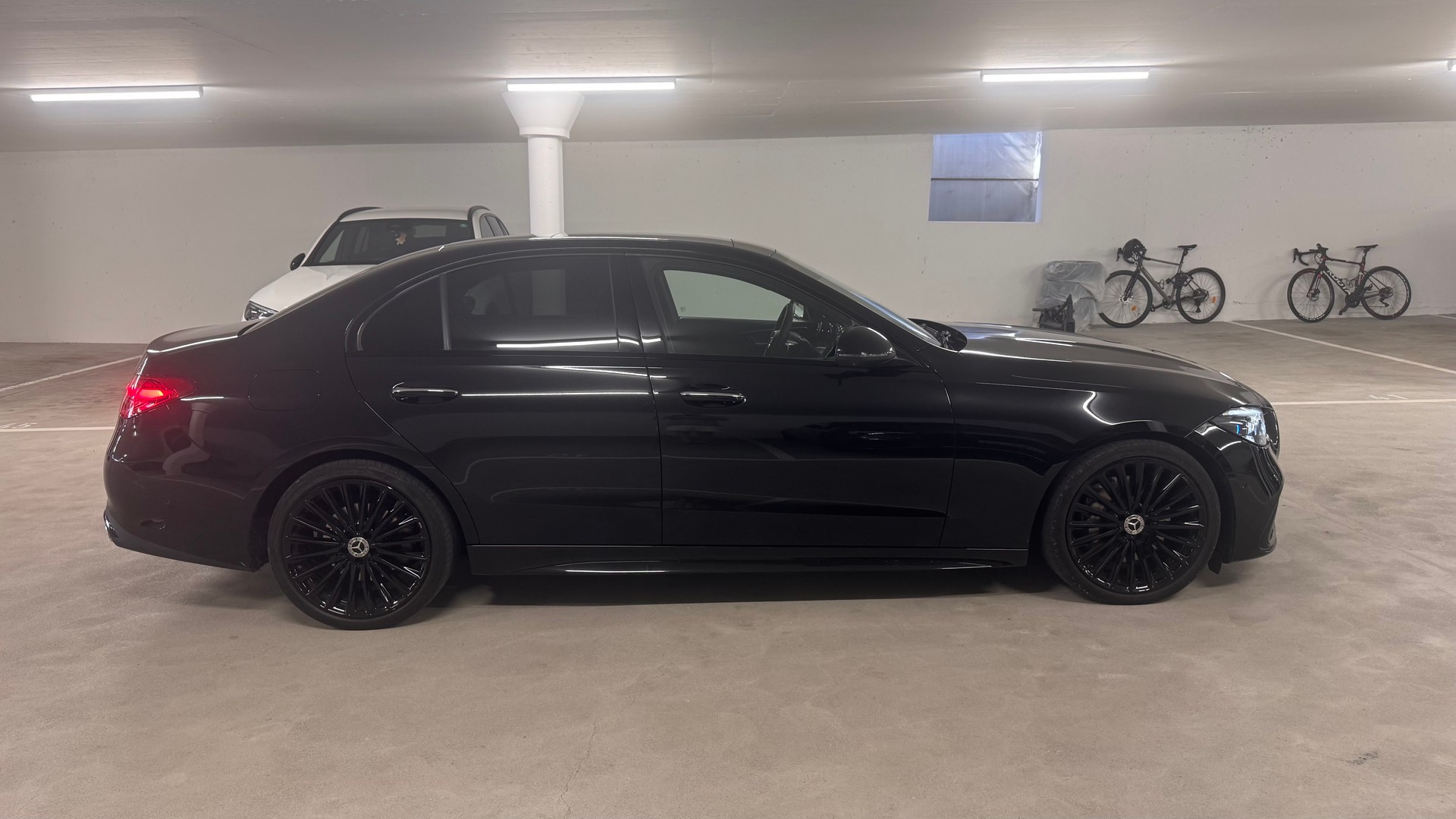 MERCEDES-BENZ C 300 AMG Line 4matic-image-2