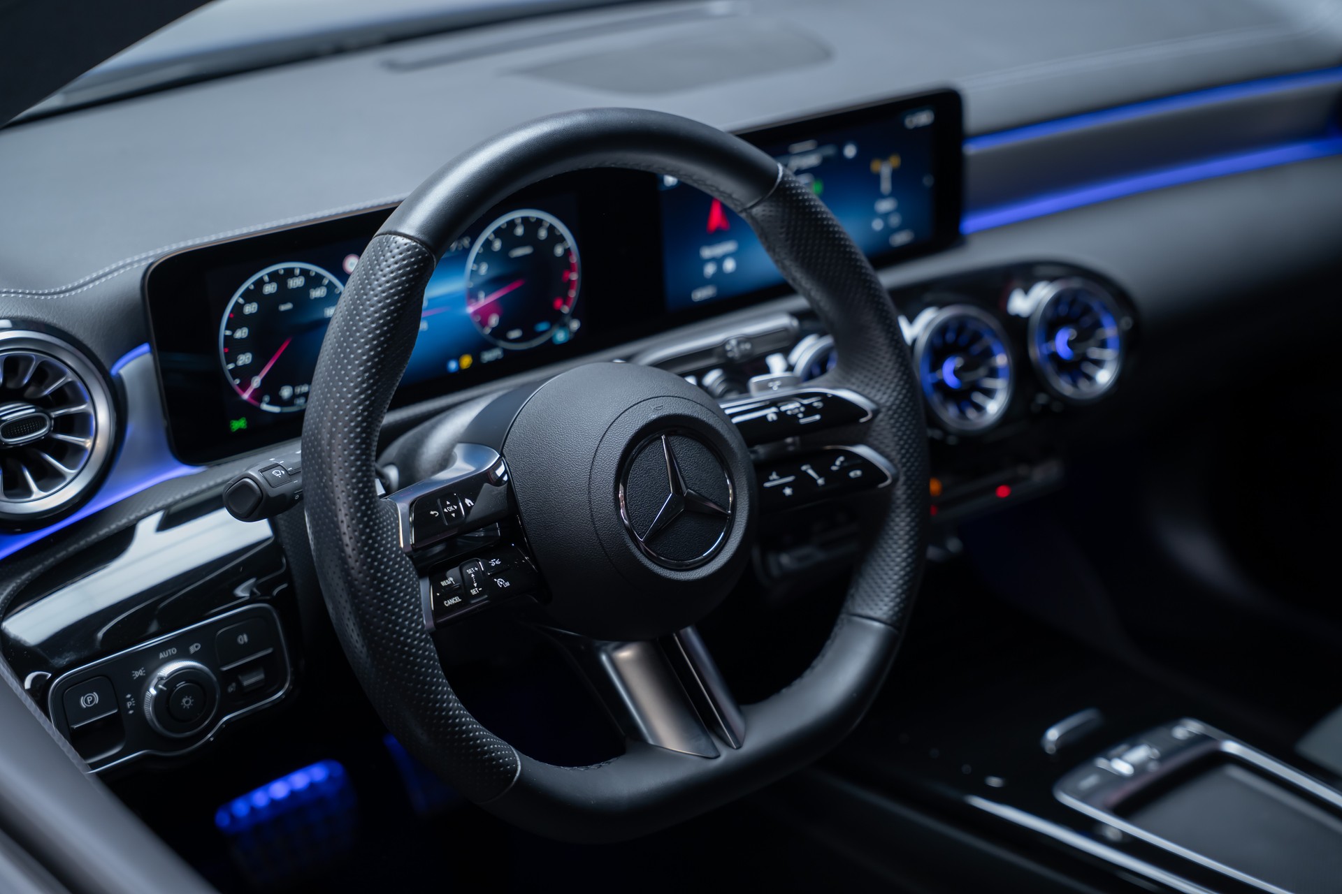 MERCEDES-BENZ CLA 200 AMG Line / Rückfahrkamera / Ambientebeleuchtung / Sitzheizung-image-12