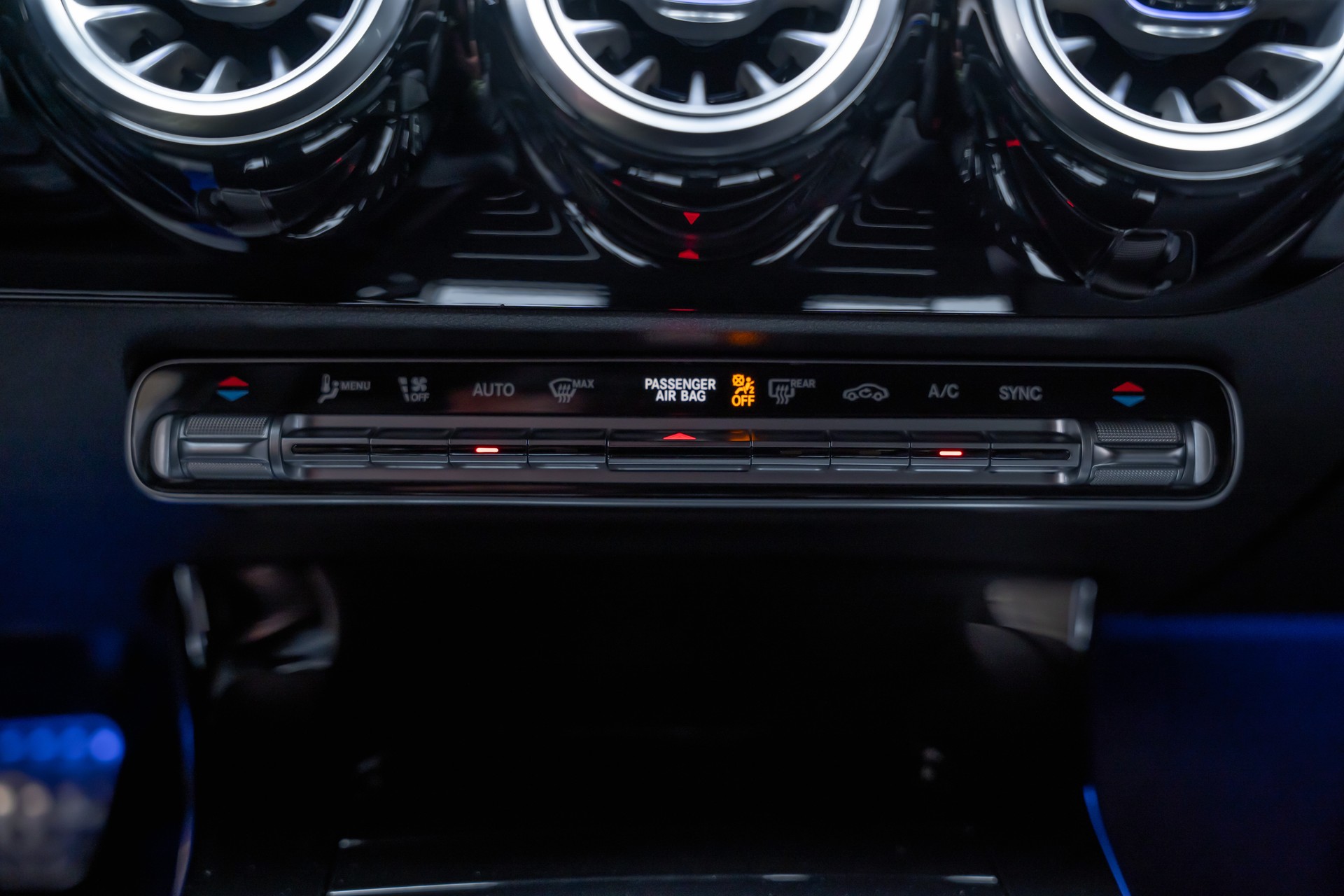 MERCEDES-BENZ CLA 200 AMG Line / Rückfahrkamera / Ambientebeleuchtung / Sitzheizung-image-32