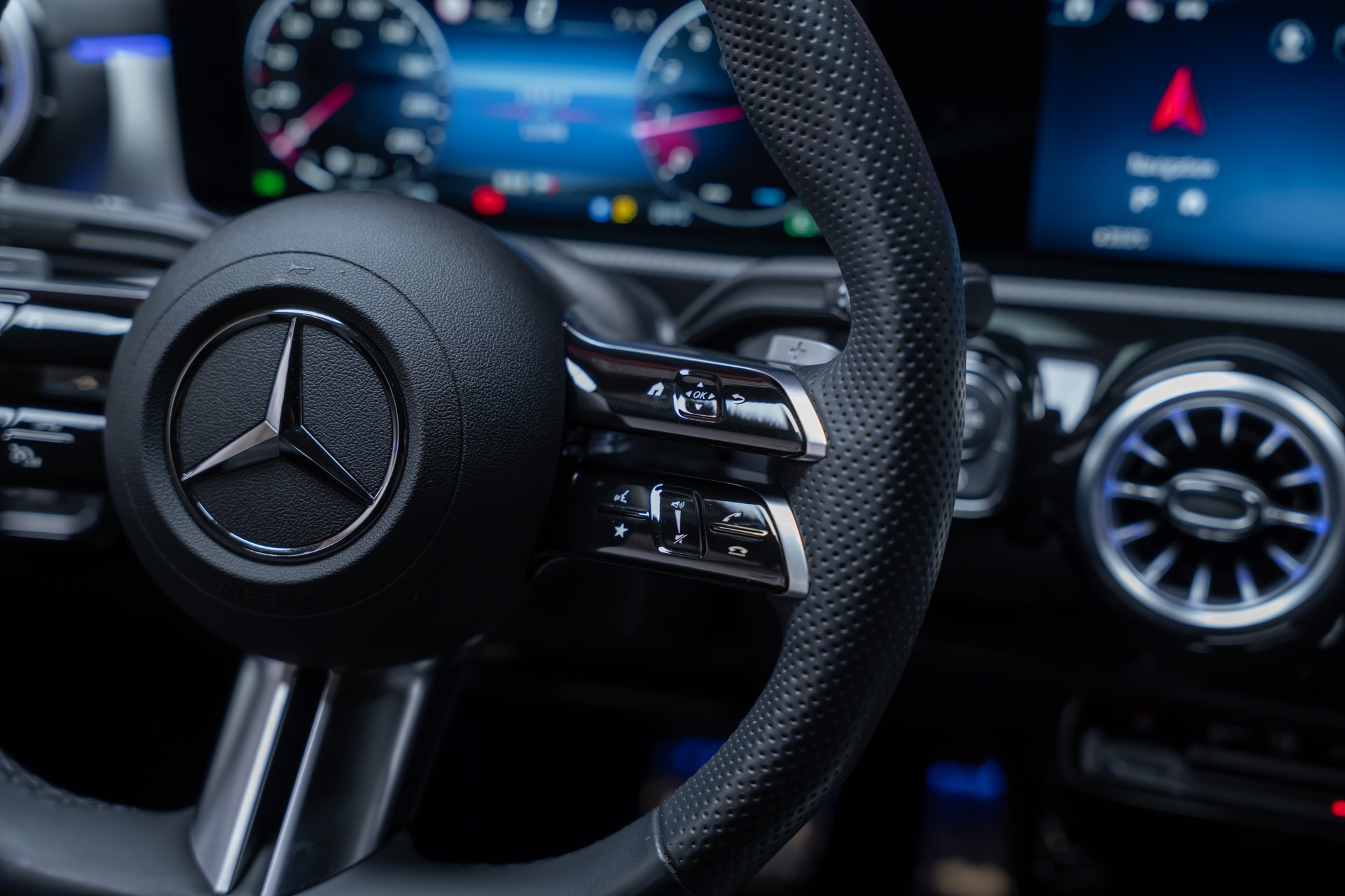 MERCEDES-BENZ CLA 200 AMG Line / Rückfahrkamera / Ambientebeleuchtung / Sitzheizung-image-25
