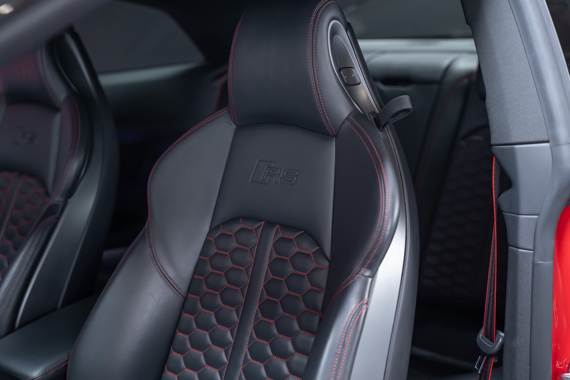 AUDI RS5 Coupé 2.9 V6 TFSI quattro T-Tronic / Carbon Paket / Alcantara-Lenkrad / Bang&Olufsen-image-11