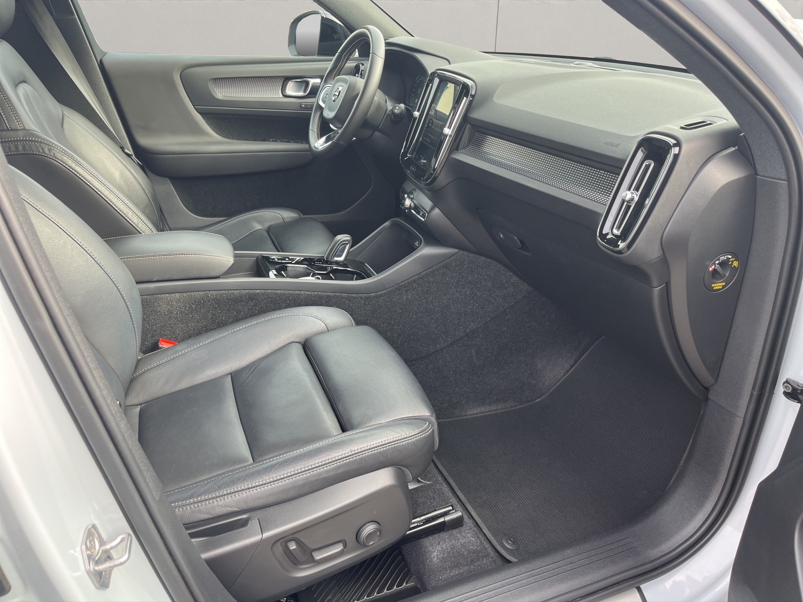 VOLVO XC40 1.5 T5 PiH R-Design-image-9