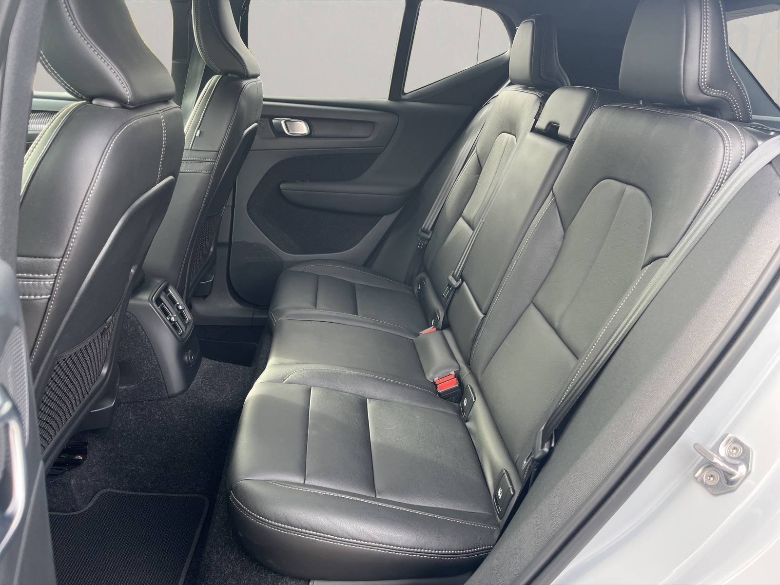 VOLVO XC40 1.5 T5 PiH R-Design-image-12