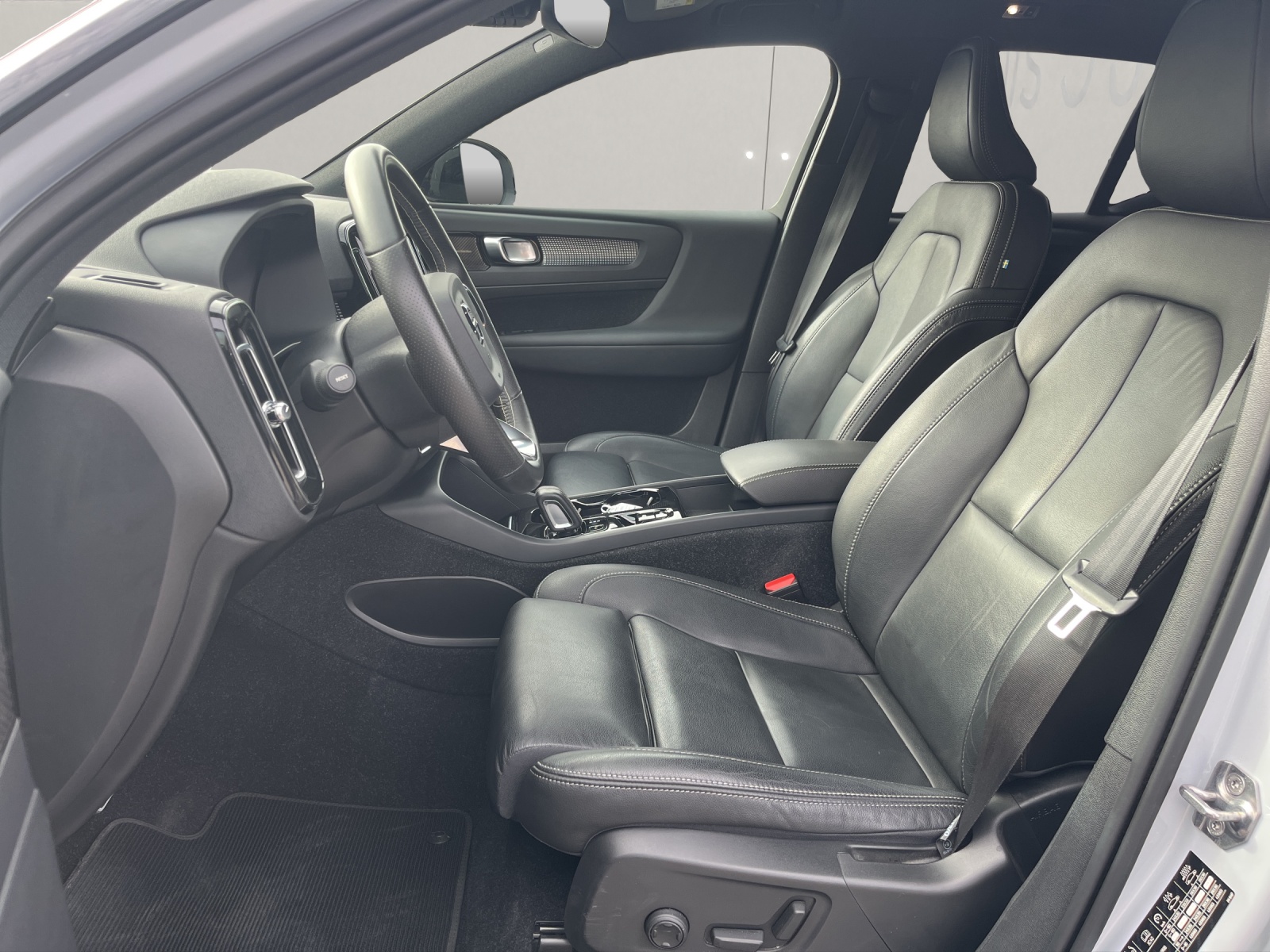 VOLVO XC40 1.5 T5 PiH R-Design-image-10