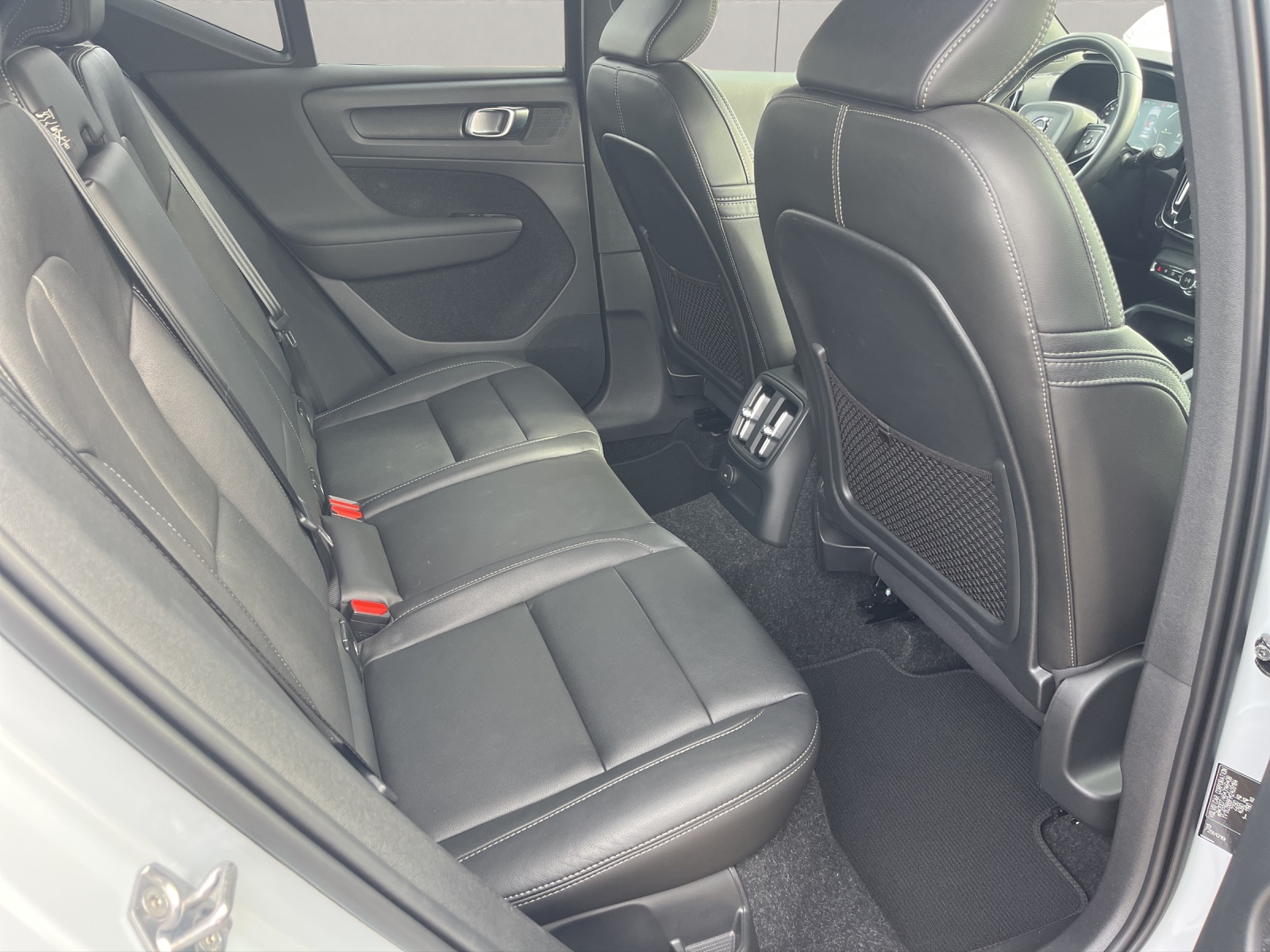 VOLVO XC40 1.5 T5 PiH R-Design-image-13