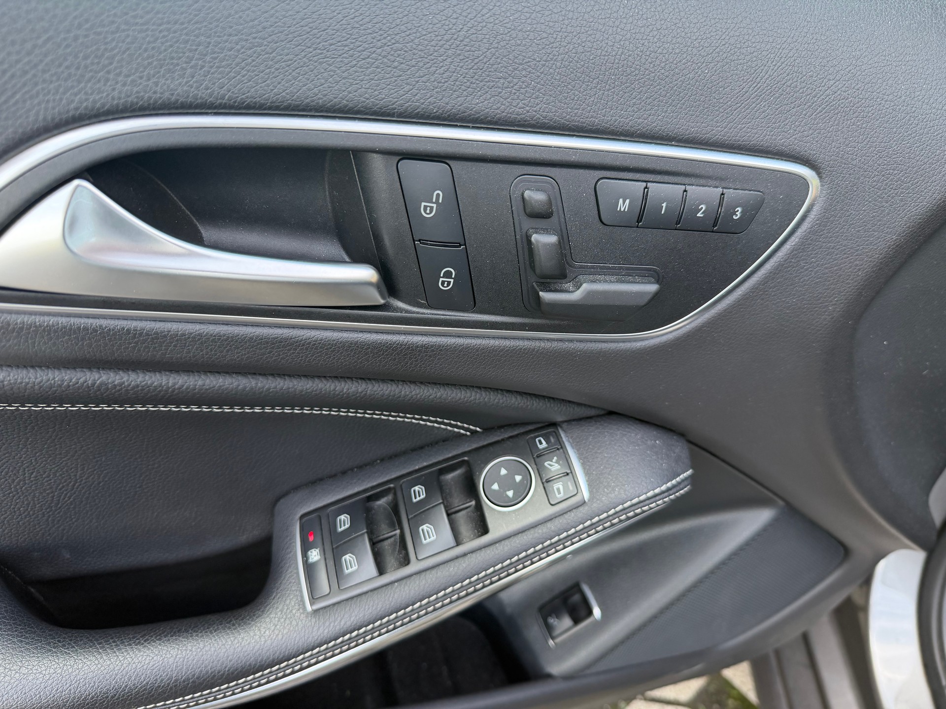 MERCEDES-BENZ GLA 250 4Matic 7G-DCT-image-7