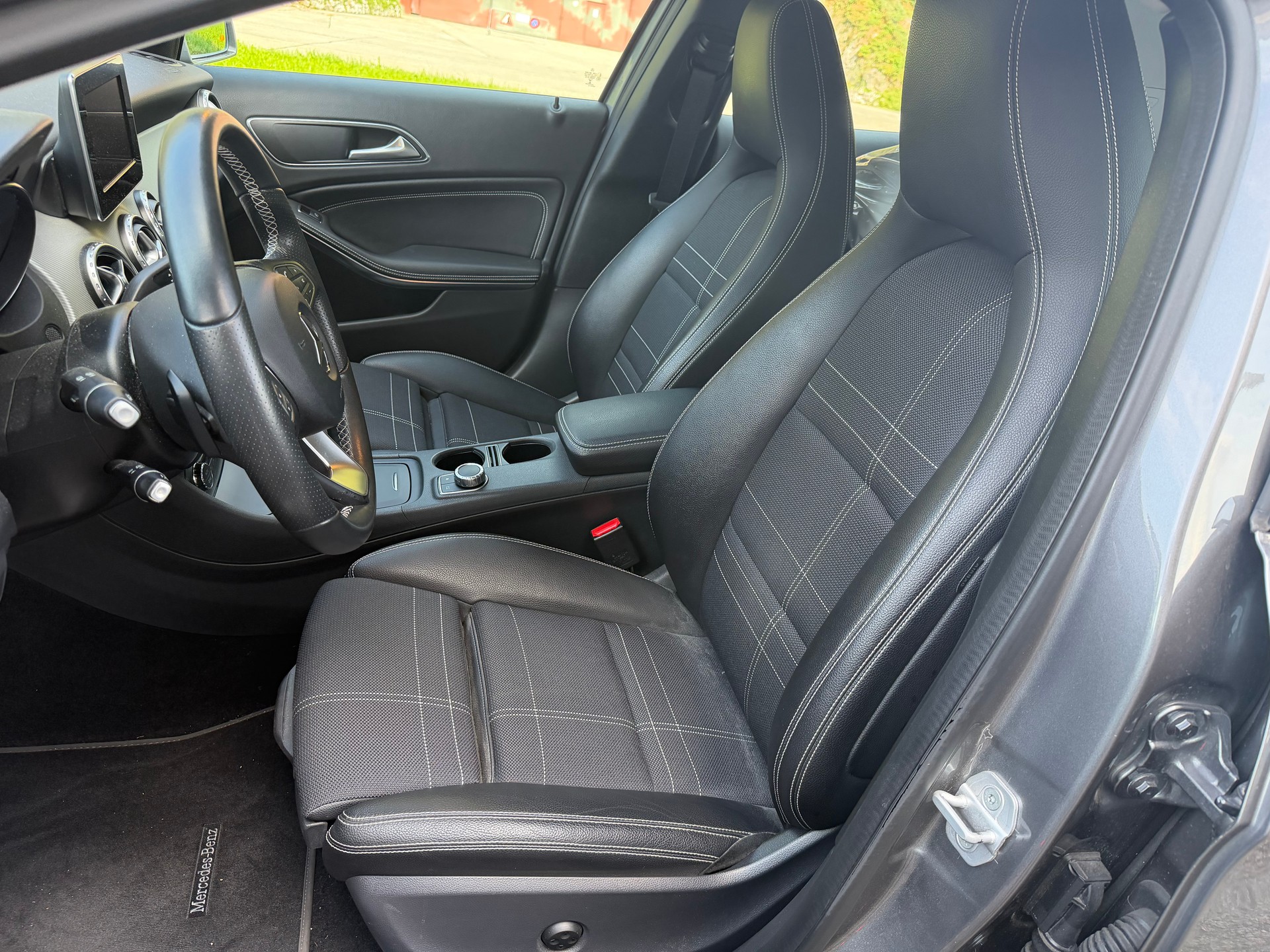 MERCEDES-BENZ GLA 250 4Matic 7G-DCT-image-8