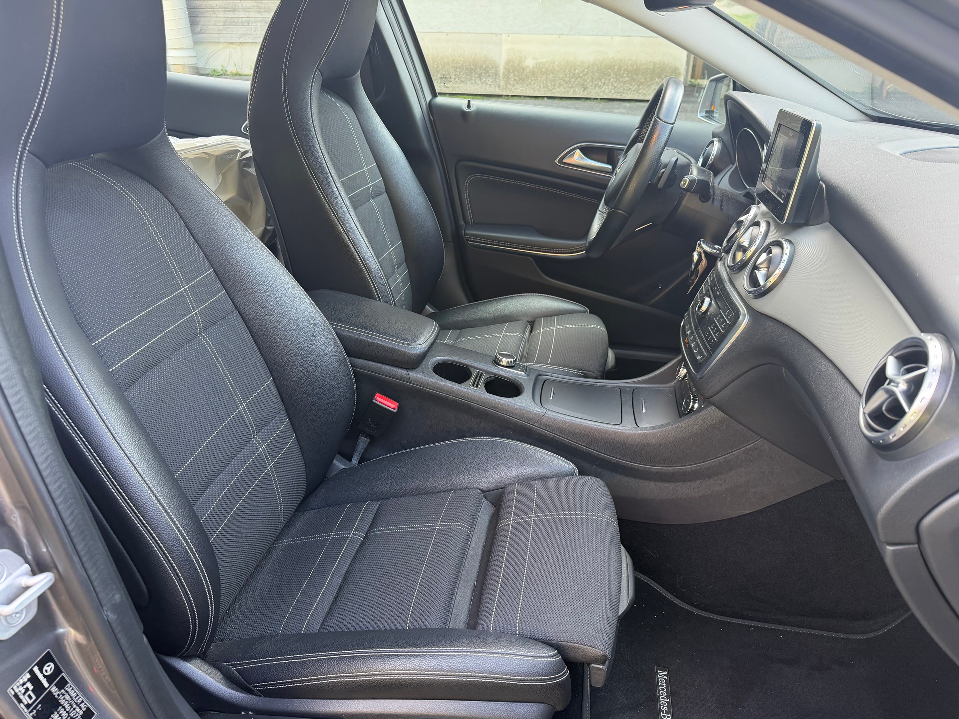 MERCEDES-BENZ GLA 250 4Matic 7G-DCT-image-11