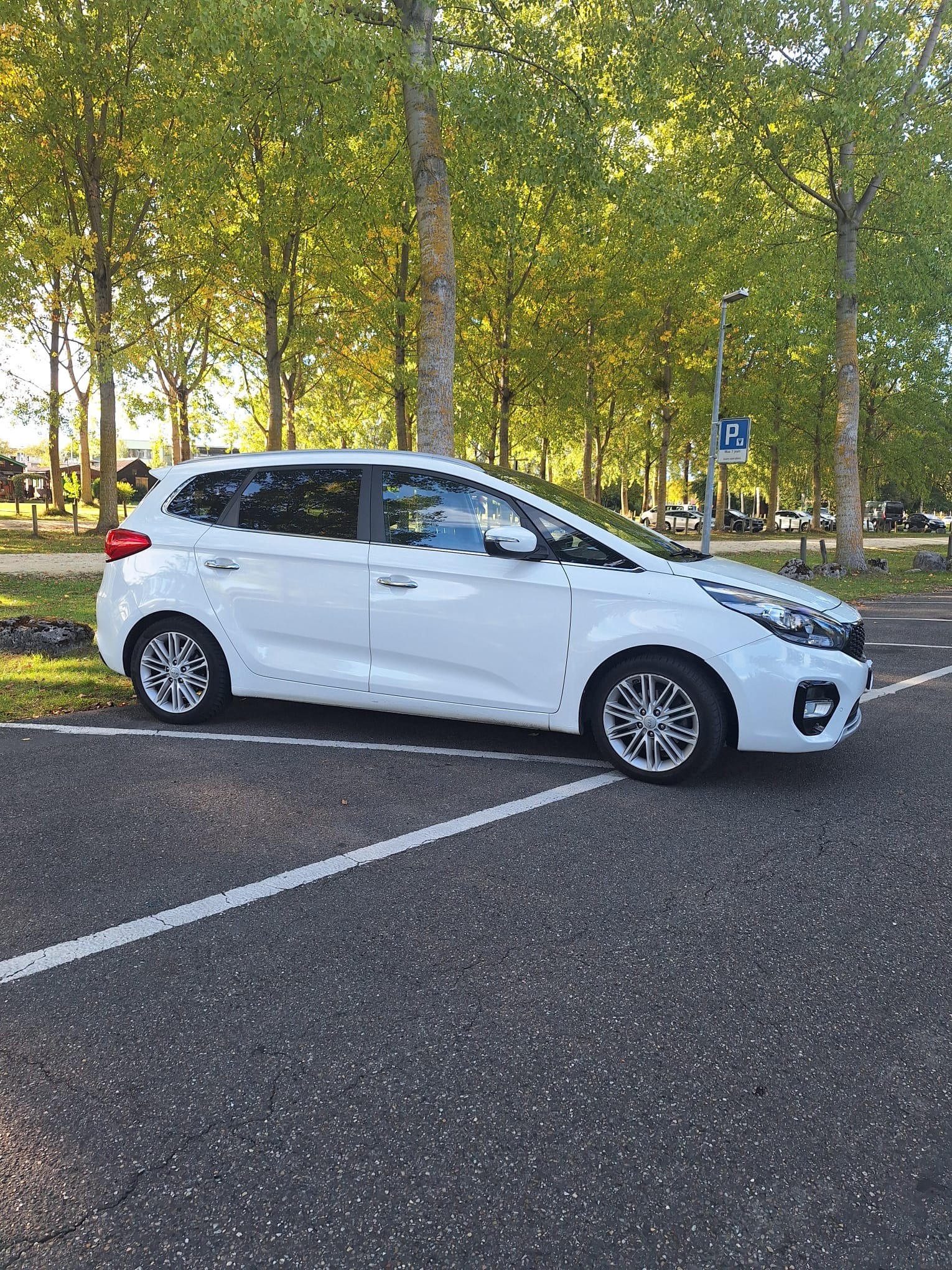 KIA Carens 1.7 CRDi Trend DCT-image-6