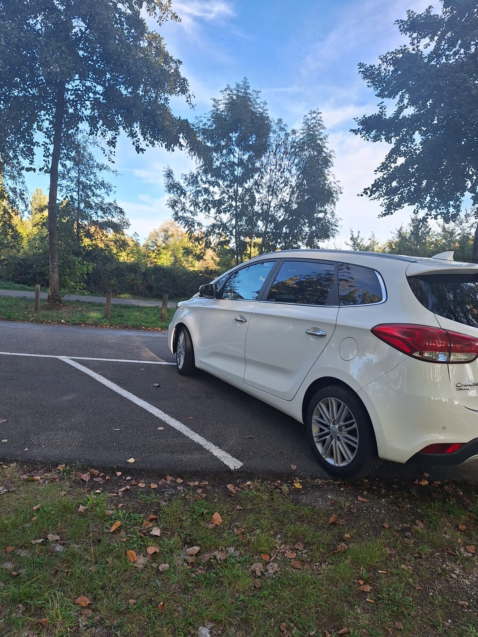 KIA Carens 1.7 CRDi Trend DCT-image-1