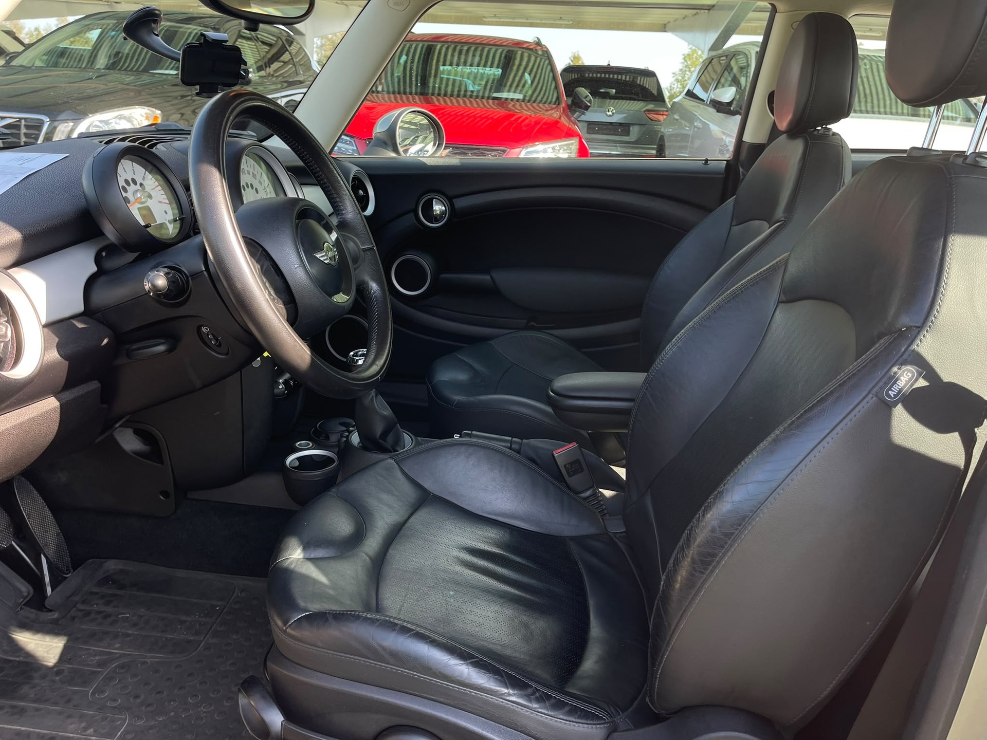 MINI One Cabriolet-image-9
