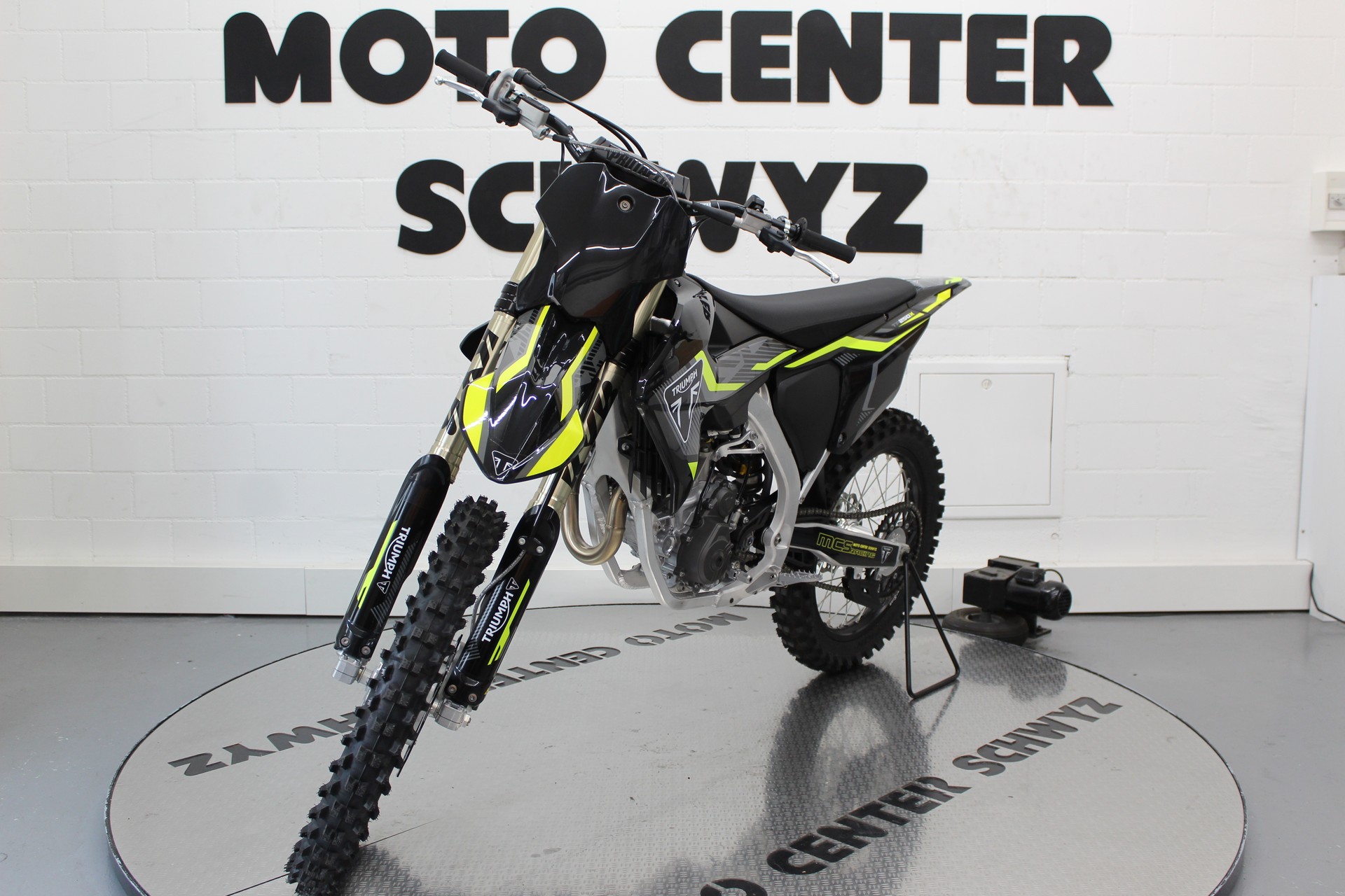 TRIUMPH TF-250X-showroom-element-3
