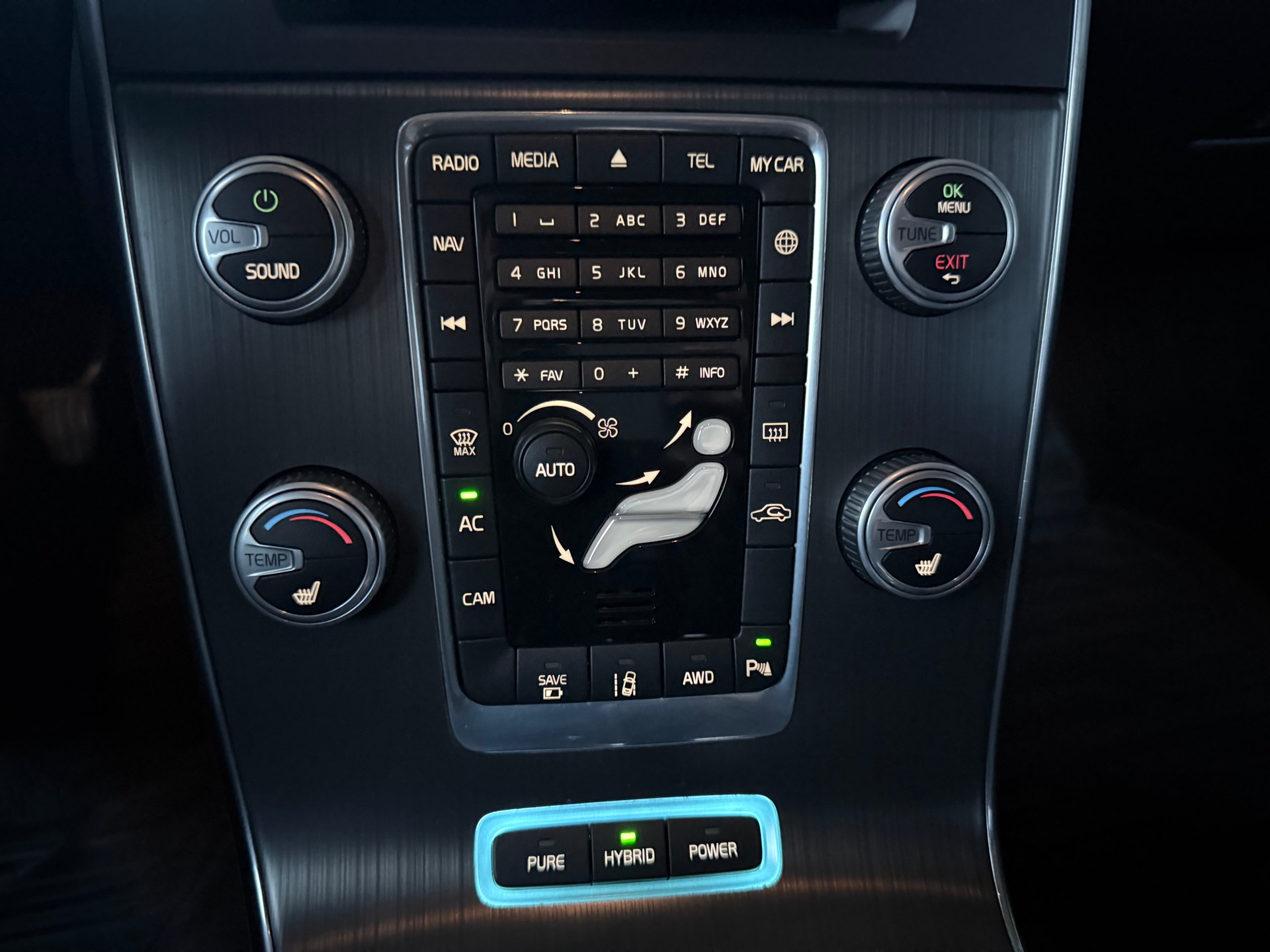 VOLVO V60 D6 AWD Plug-in Hybrid Momentum Geartronic-image-13