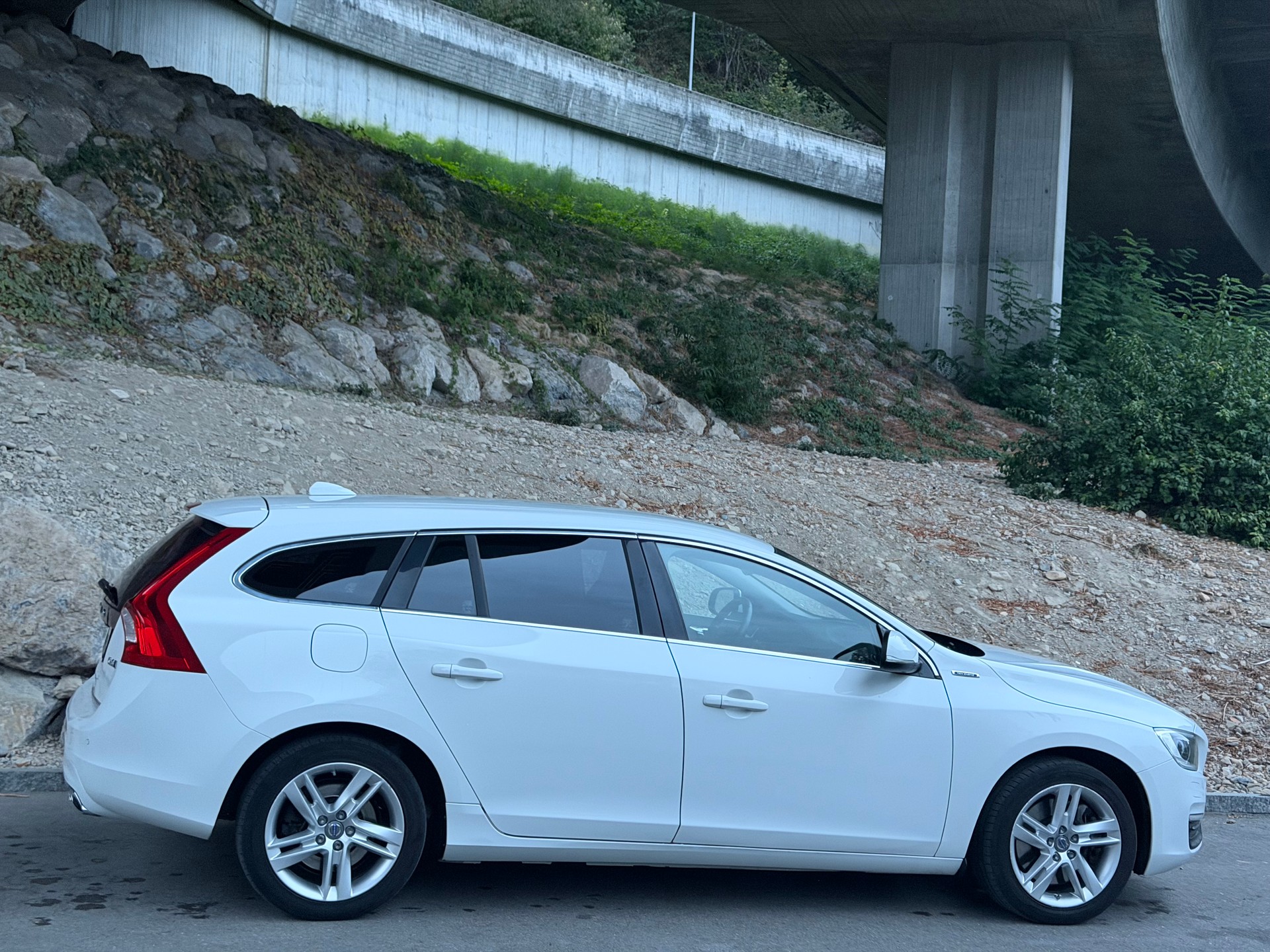 VOLVO V60 D6 AWD Plug-in Hybrid Momentum Geartronic-image-5