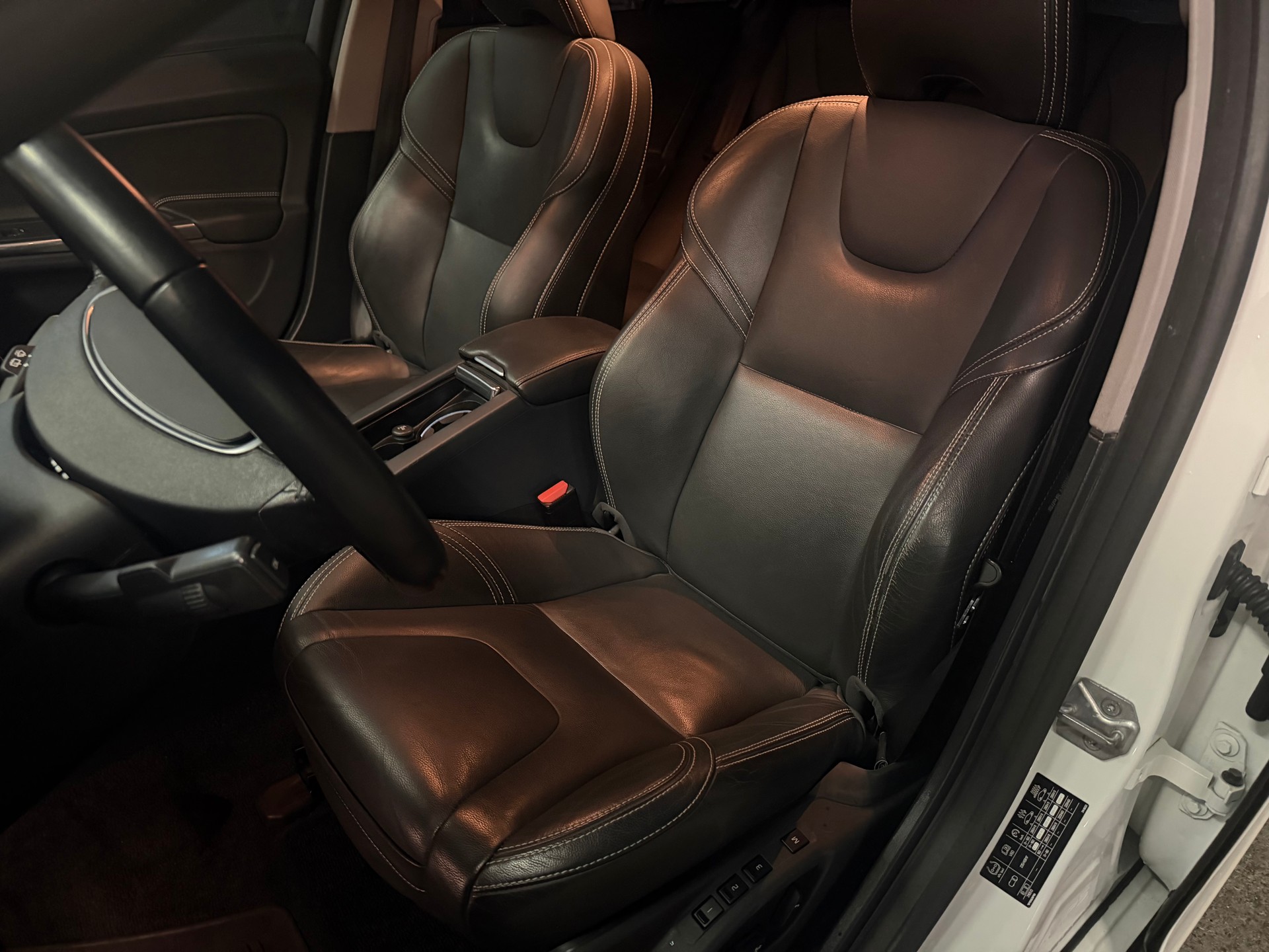 VOLVO V60 D6 AWD Plug-in Hybrid Momentum Geartronic-image-7