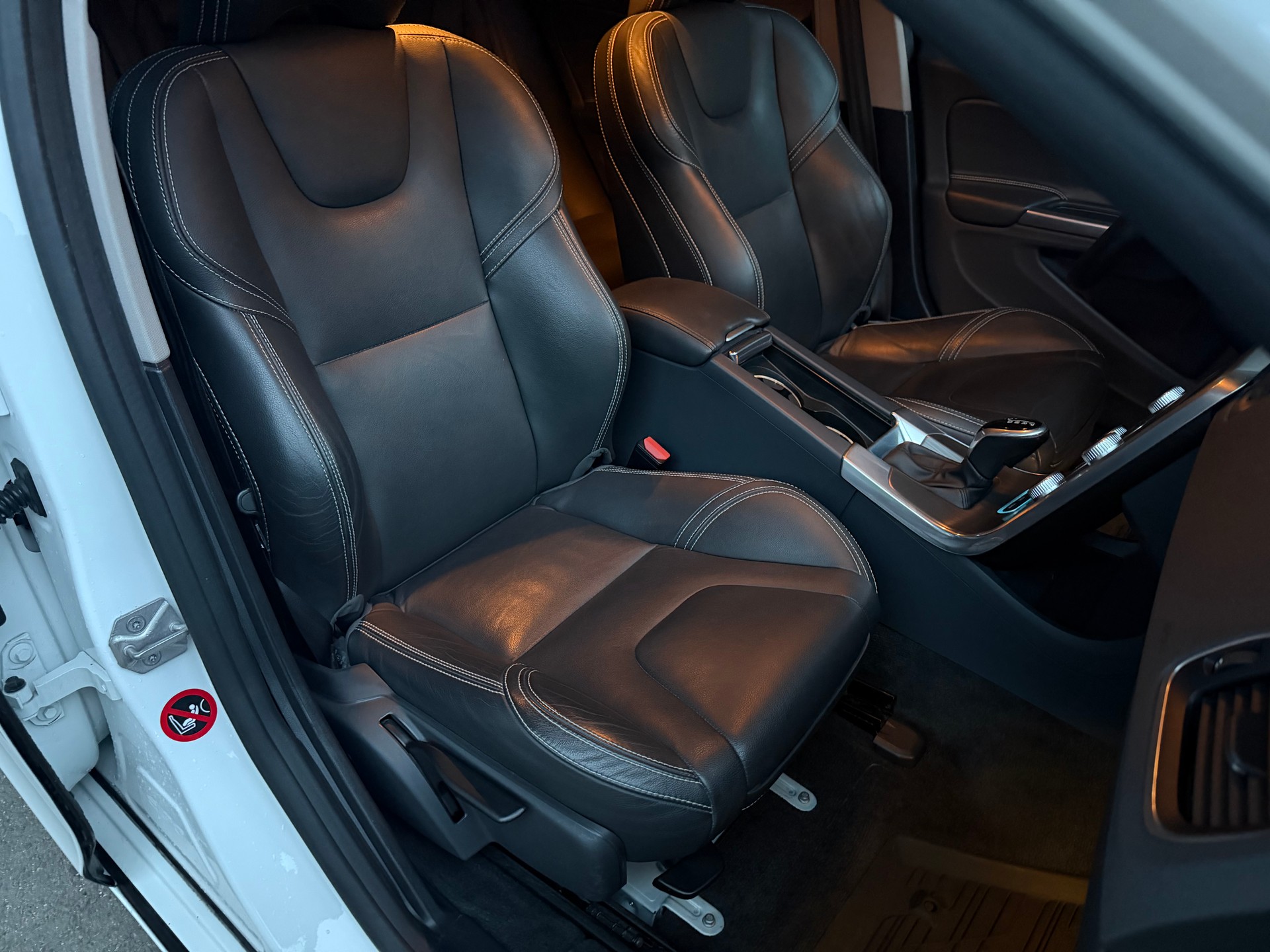 VOLVO V60 D6 AWD Plug-in Hybrid Momentum Geartronic-image-9