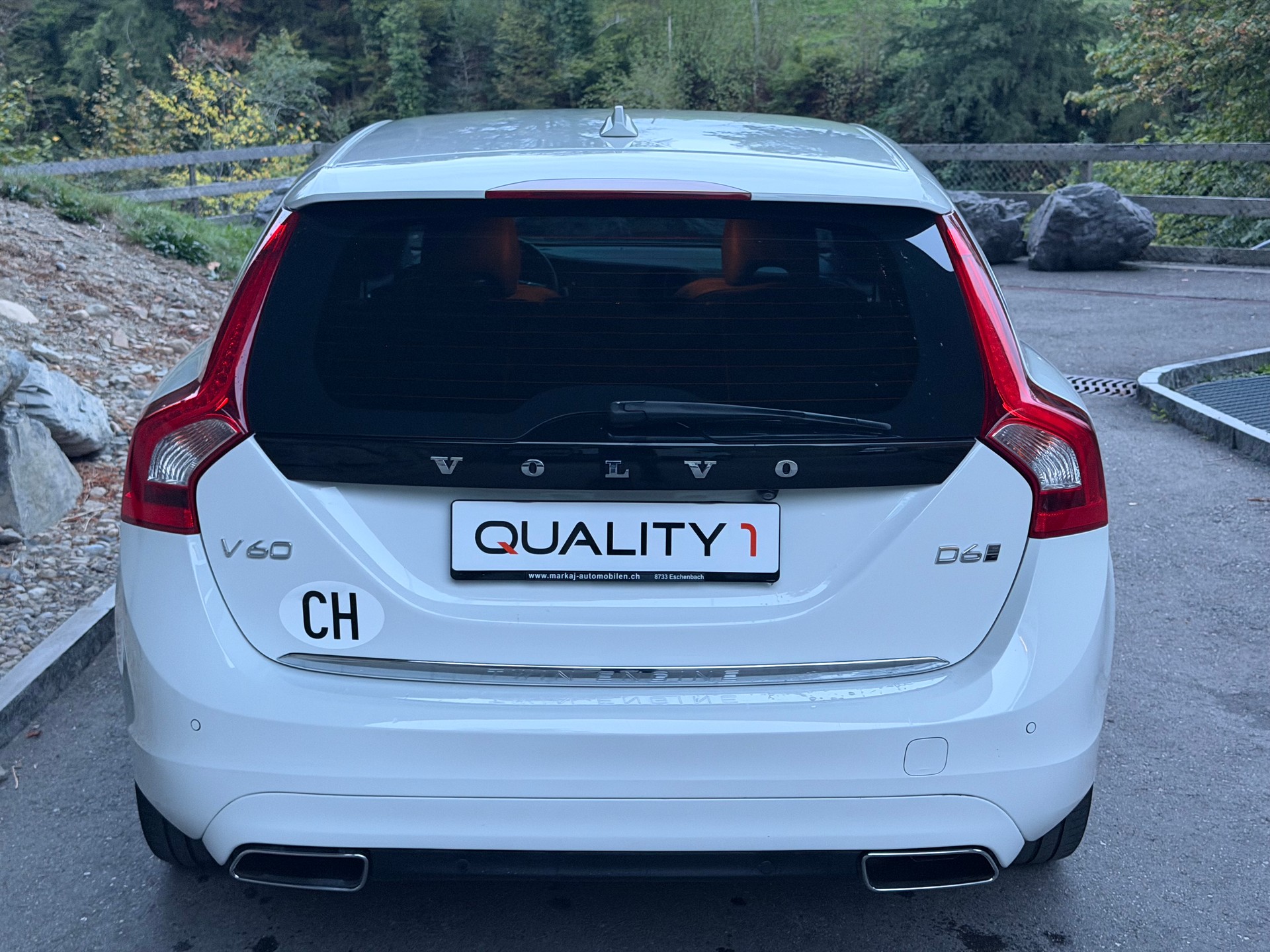 VOLVO V60 D6 AWD Plug-in Hybrid Momentum Geartronic-image-4