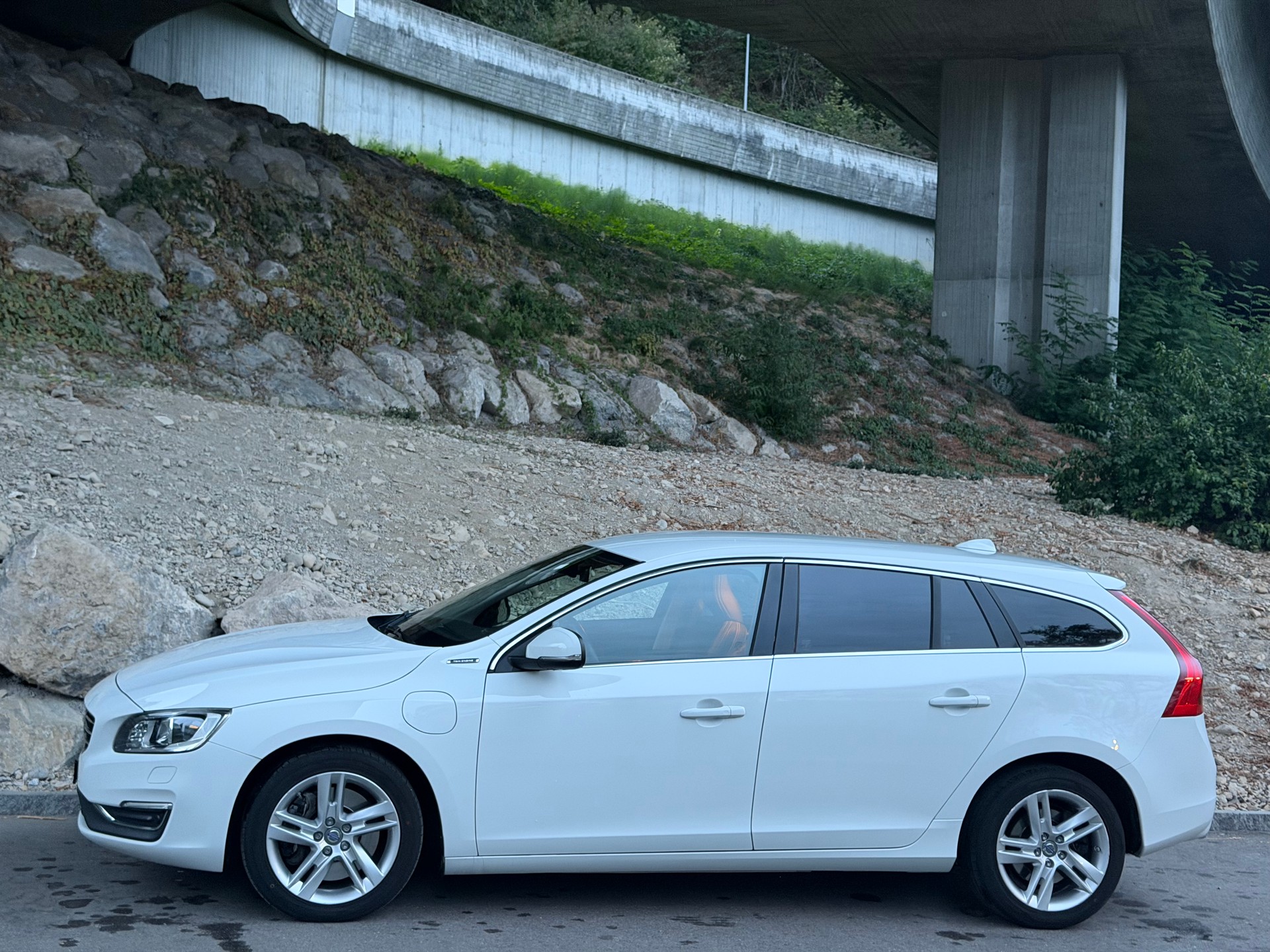 VOLVO V60 D6 AWD Plug-in Hybrid Momentum Geartronic-image-2